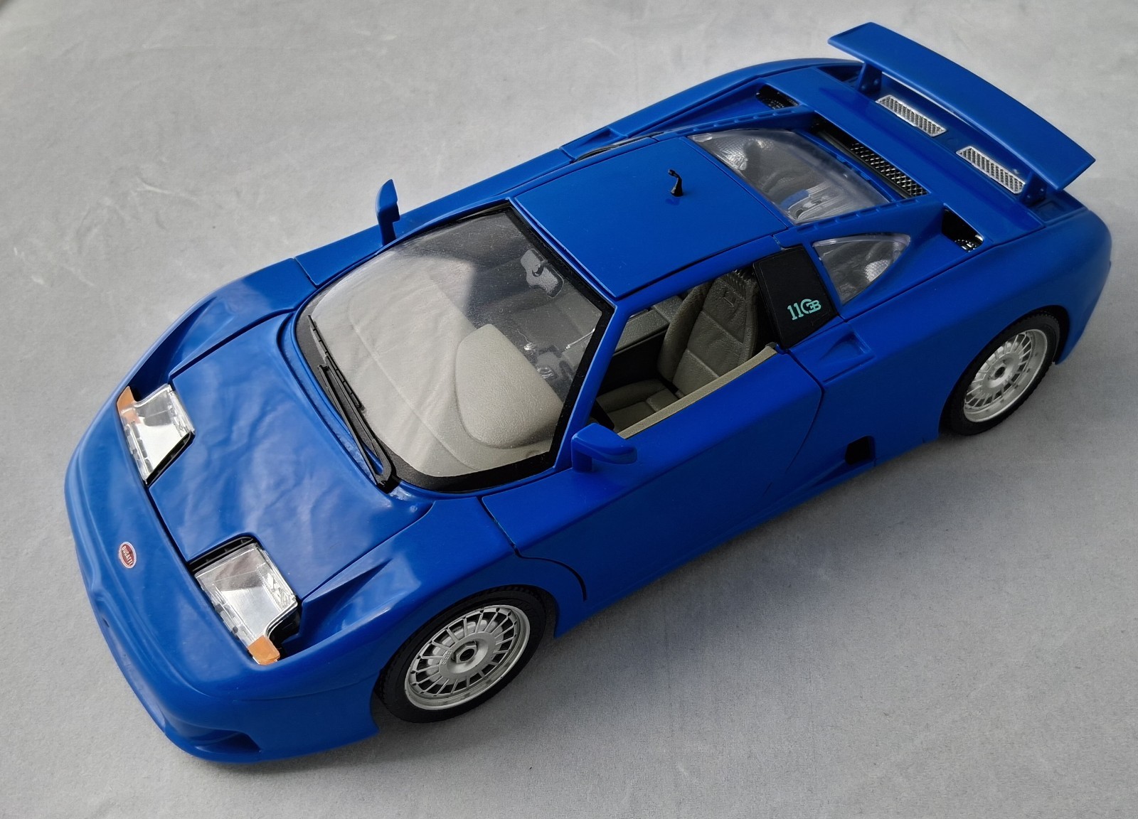 1991 Bugatti EB 110 1:18 Diecast (Blue) : Burago