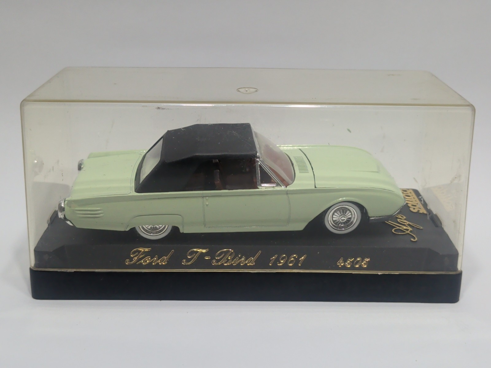 ✨VINTAGE✨ Solido Age d’or #4505 1961 Ford T-Bird in Display Case 1/43 Scale