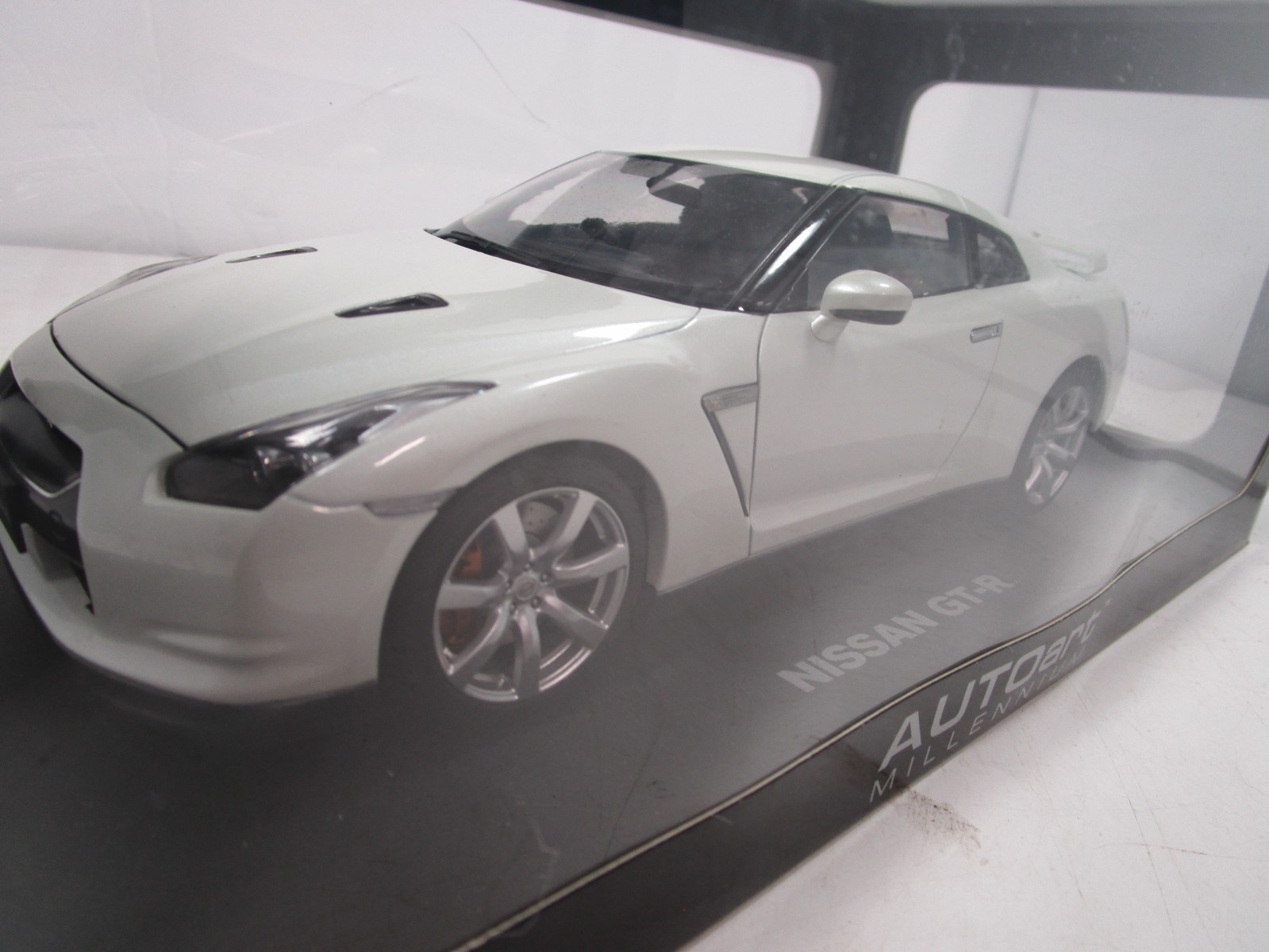 AUTOART 1/18 MILLENNIUM WHITE PEARL NISSAN GT-R *ISSUE* NOT PERFECT READ