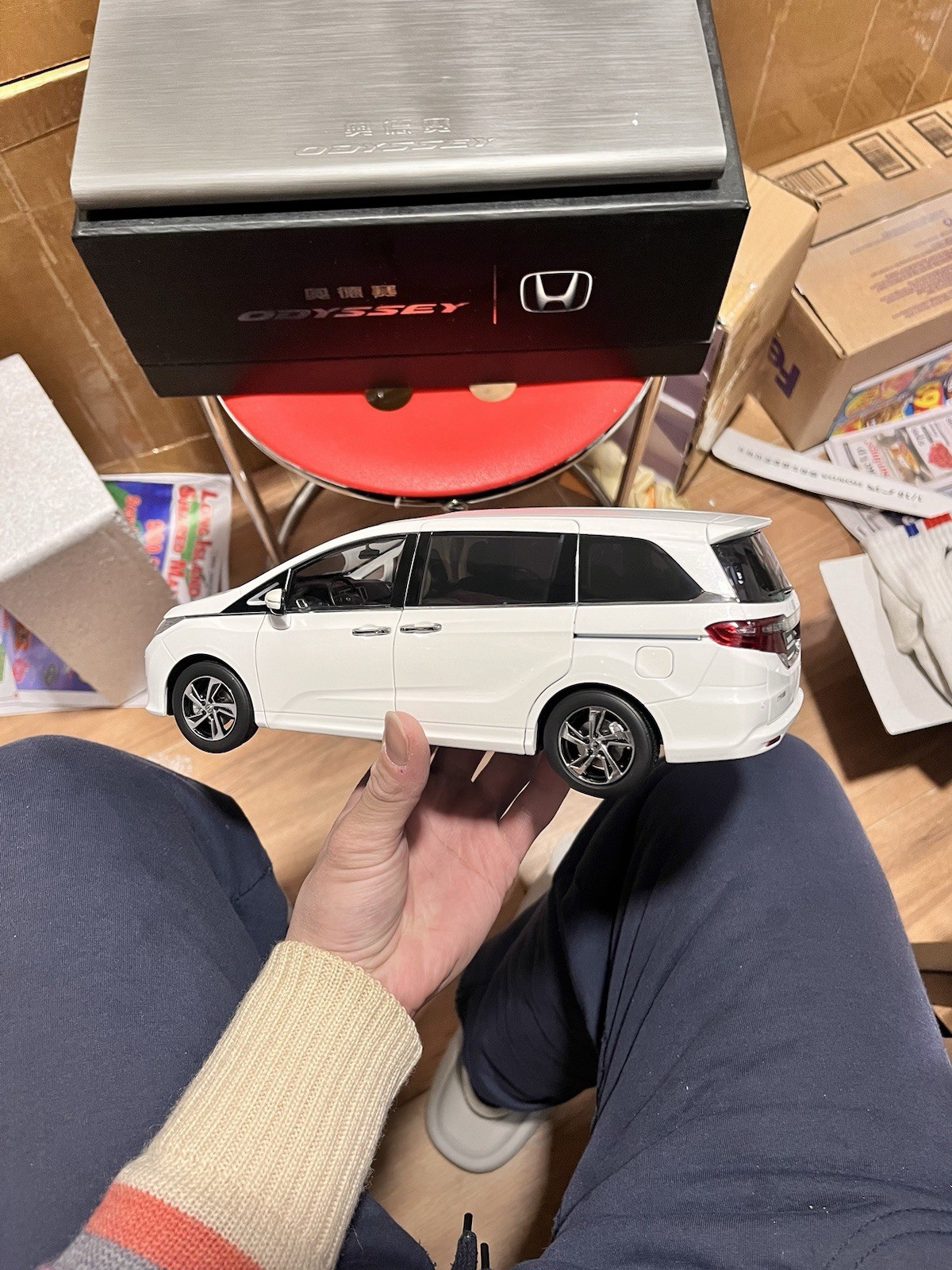 1:18 Scale 2015~2018 Honda Odyssey White Diamond Pearl Diecast Model With Base