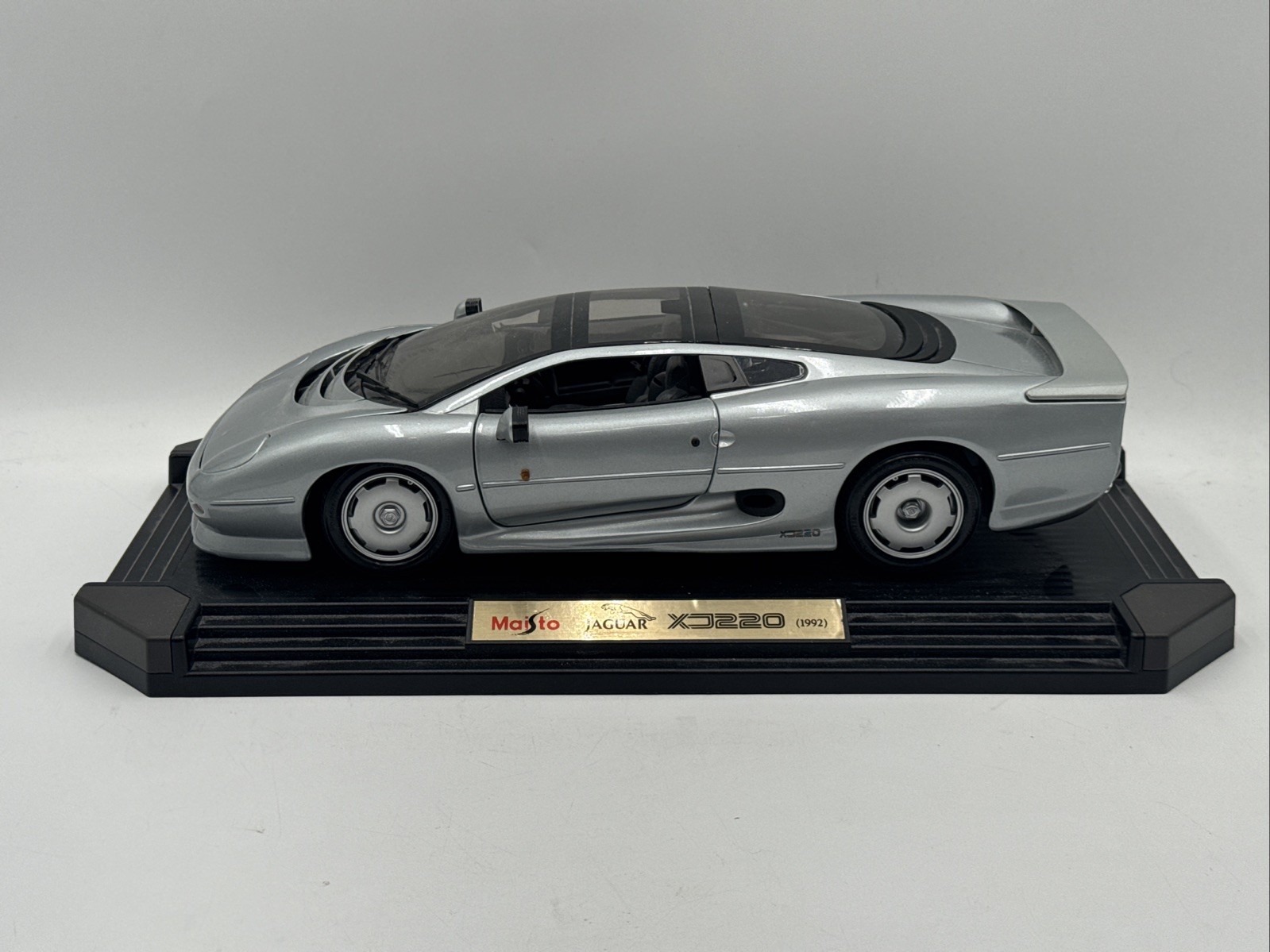 Maisto Silver Jaguar XJ220 1992 Diecast Model Car 1:12 Scale Sports Car W/ Base