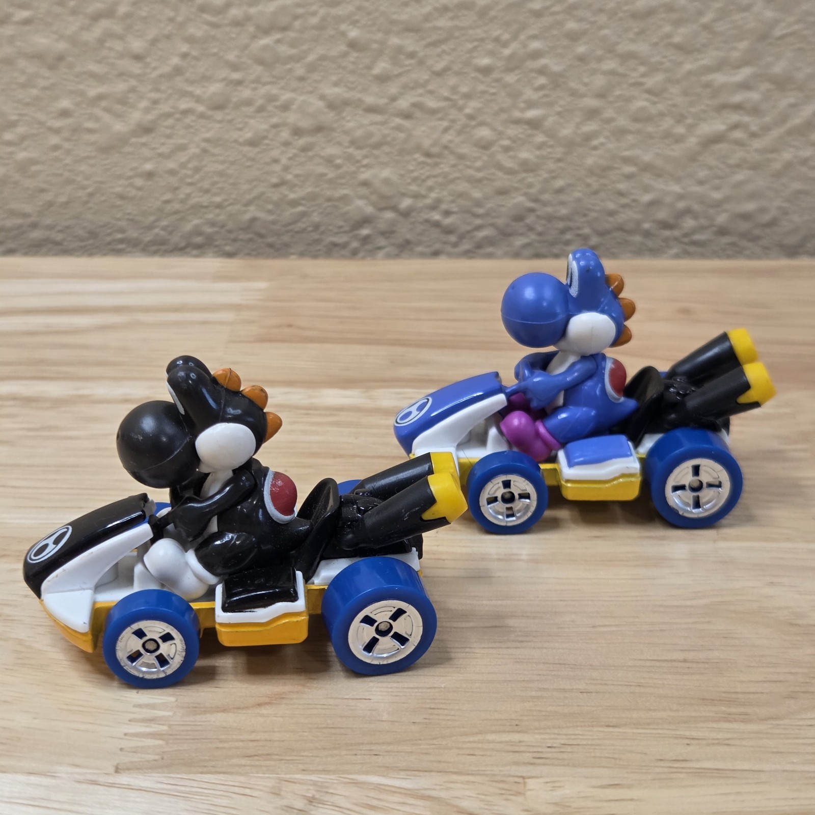 2018 Yoshi Mattel Hot Wheels Die-Cast Standard Kart (Black & Blue? / Purple?)