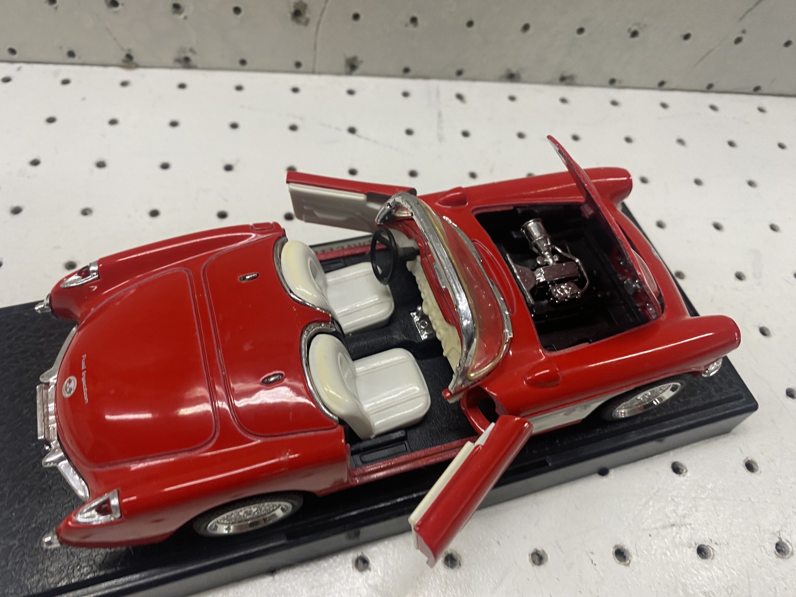 Chevrolet Corvette 1957 1:43 Diecast Model Toy Car Red Convertible With Stand
