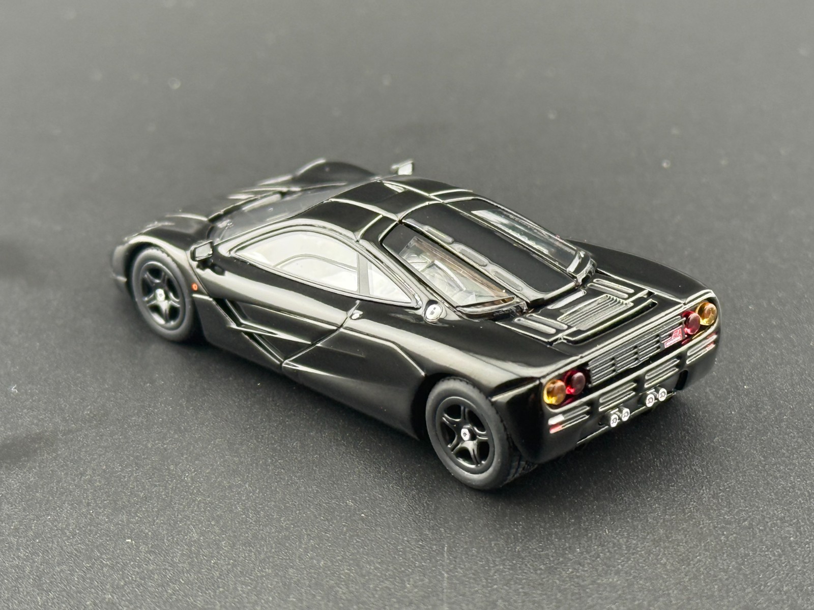 Pop Race McLaren F1 Jet Black 640230 1/64