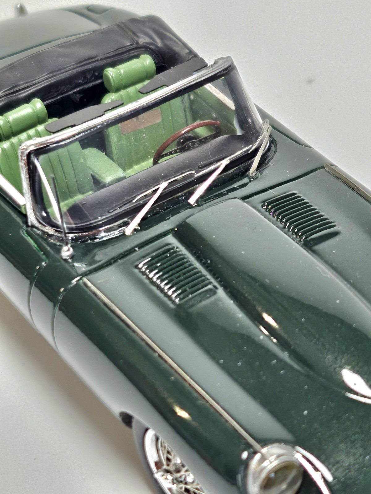 Matrix 1/43 JAGUAR E-TYPE roadster in British racing green!
