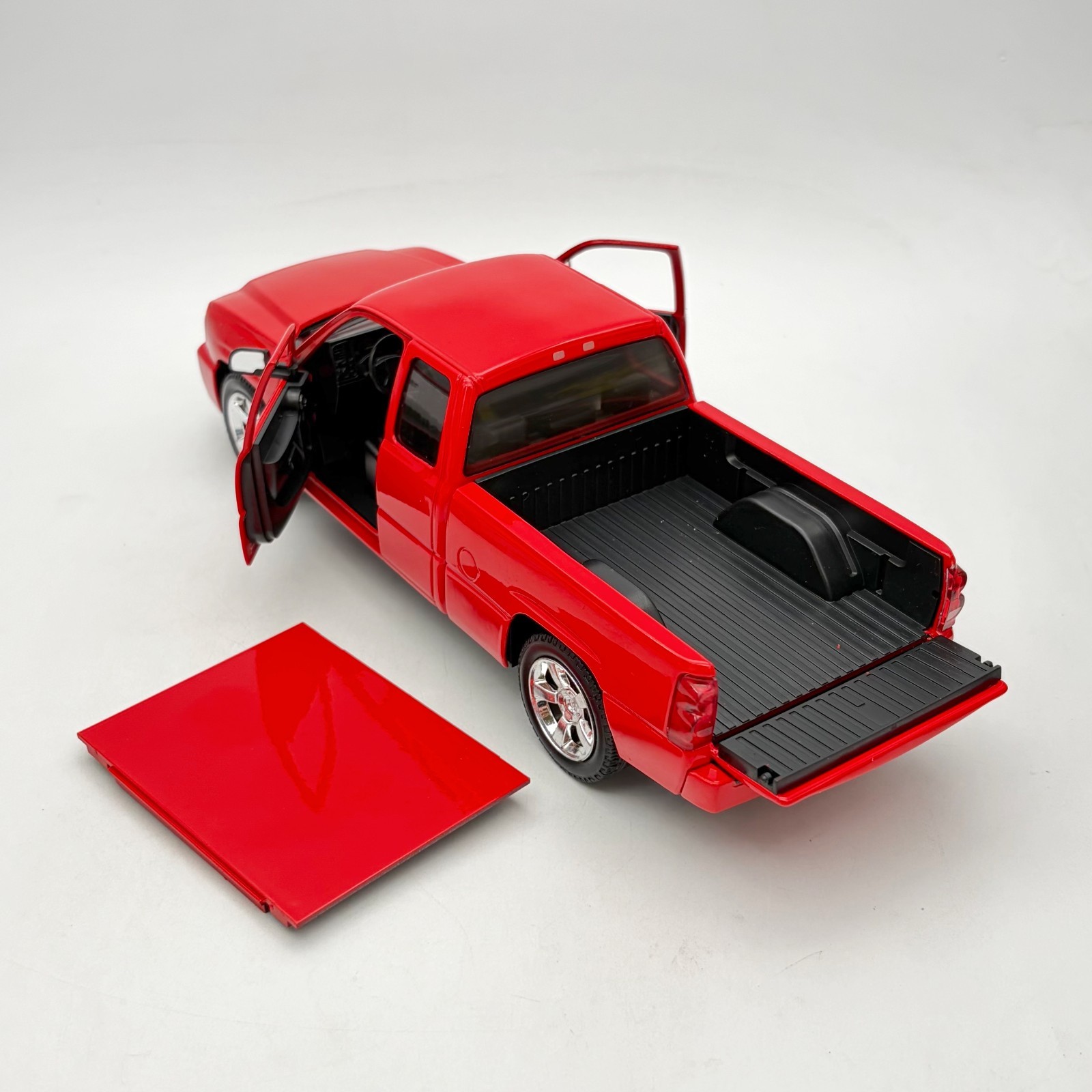 Motormax 1:24 2006 Chevy Silverado Intimidator SS Red