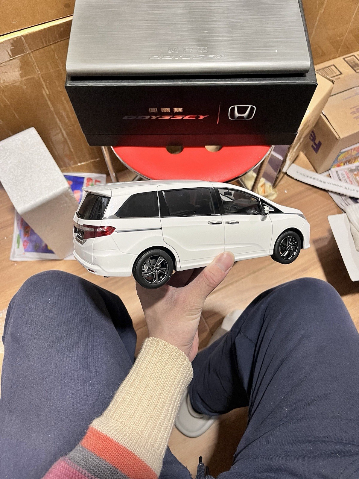 1:18 Scale 2015~2018 Honda Odyssey White Diamond Pearl Diecast Model With Base