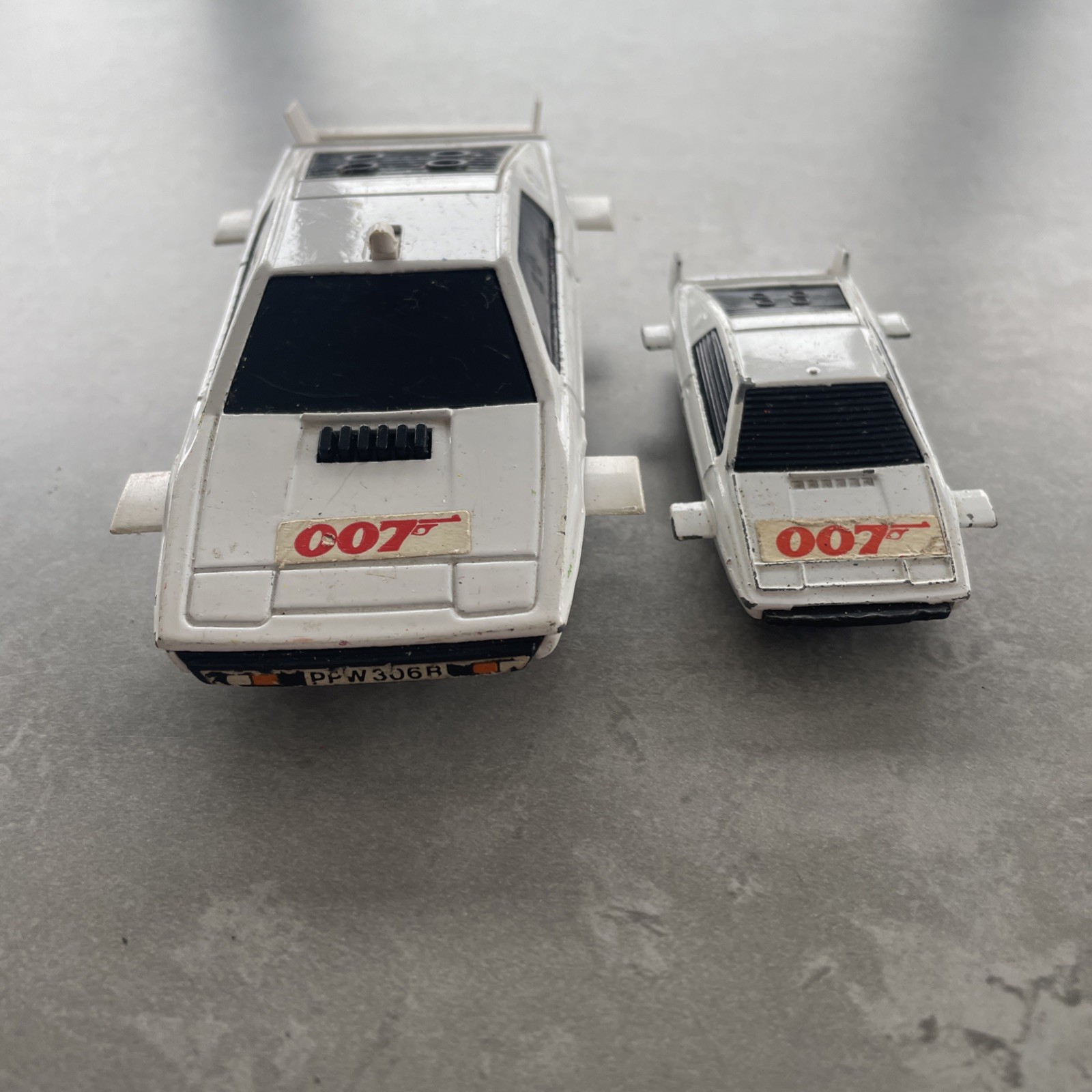 2 Corgi James Bond 007 Lotus Esprit (1 corgi juniors) amphibious cars both GB