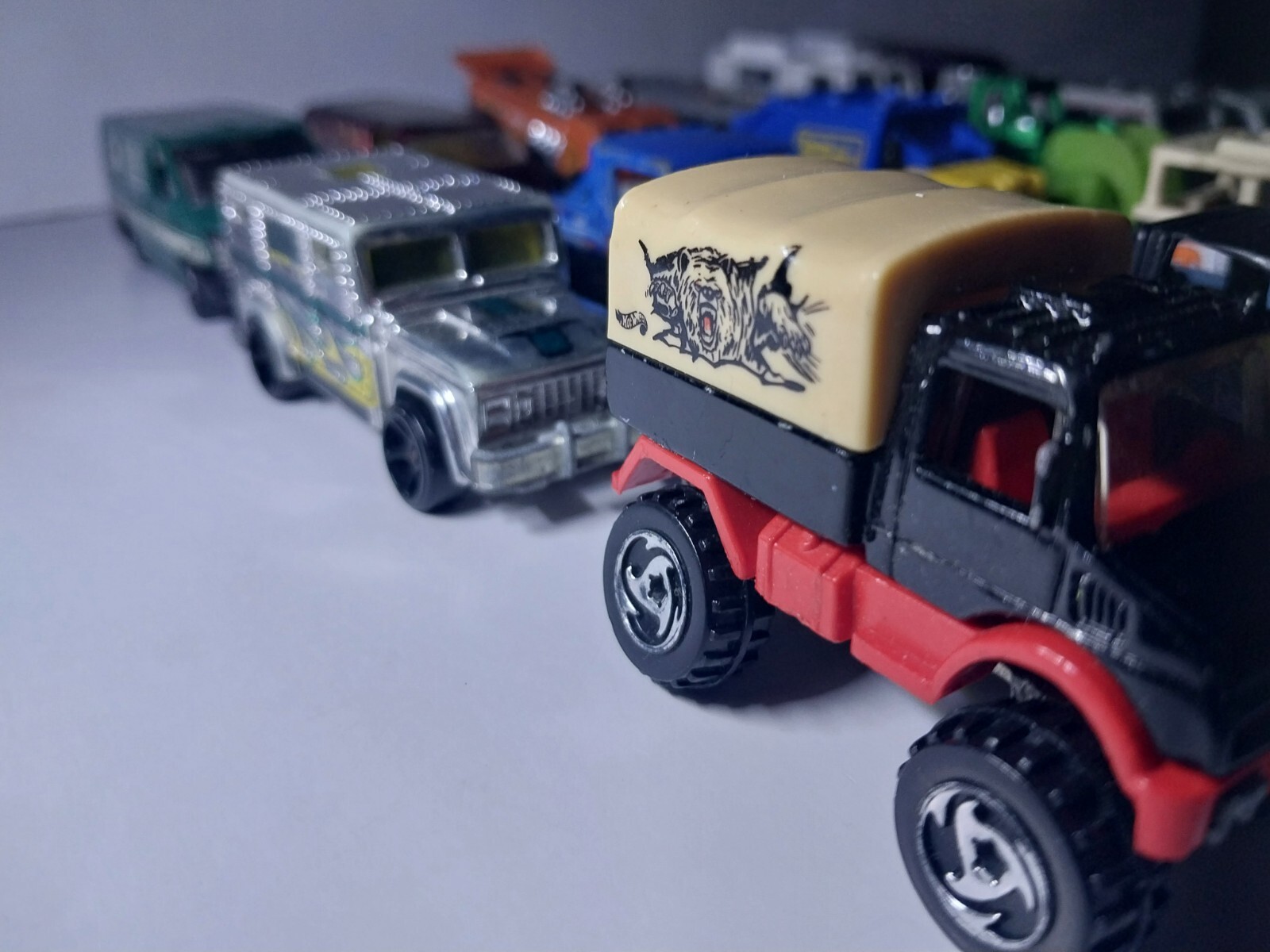 Lot 18 Hot Wheels & Matchbox Truck Bus Jeep Ect Please See Photos