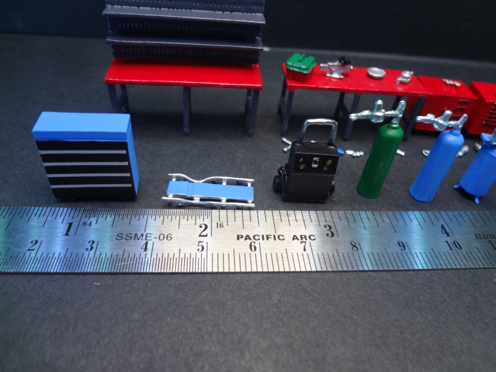 1:64 Scale Auto Repair Shop Workstation & Mechanic Tool Set Diorama Accessories