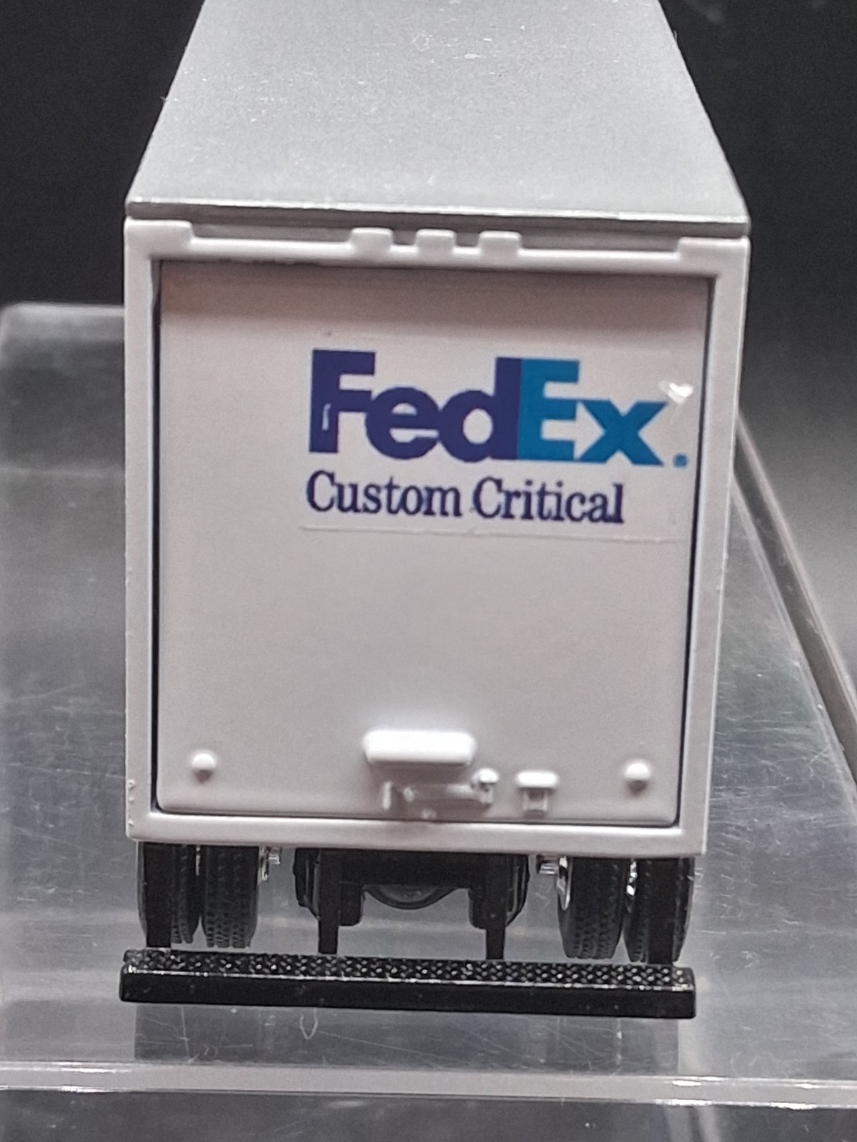 SpecCast 1:64 Freightliner Classic Diecast Fedex Box/Moving Truck Box Van W/Case