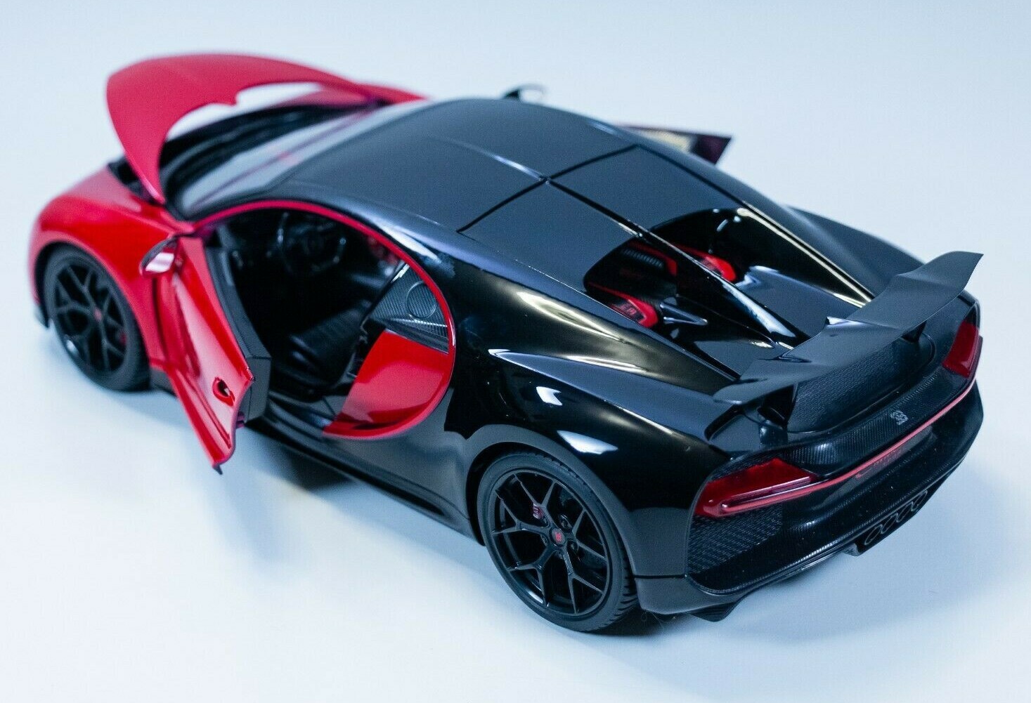 Maisto 1:18 Diecast Model Special Edition – Bugatti Chiron Red / Black