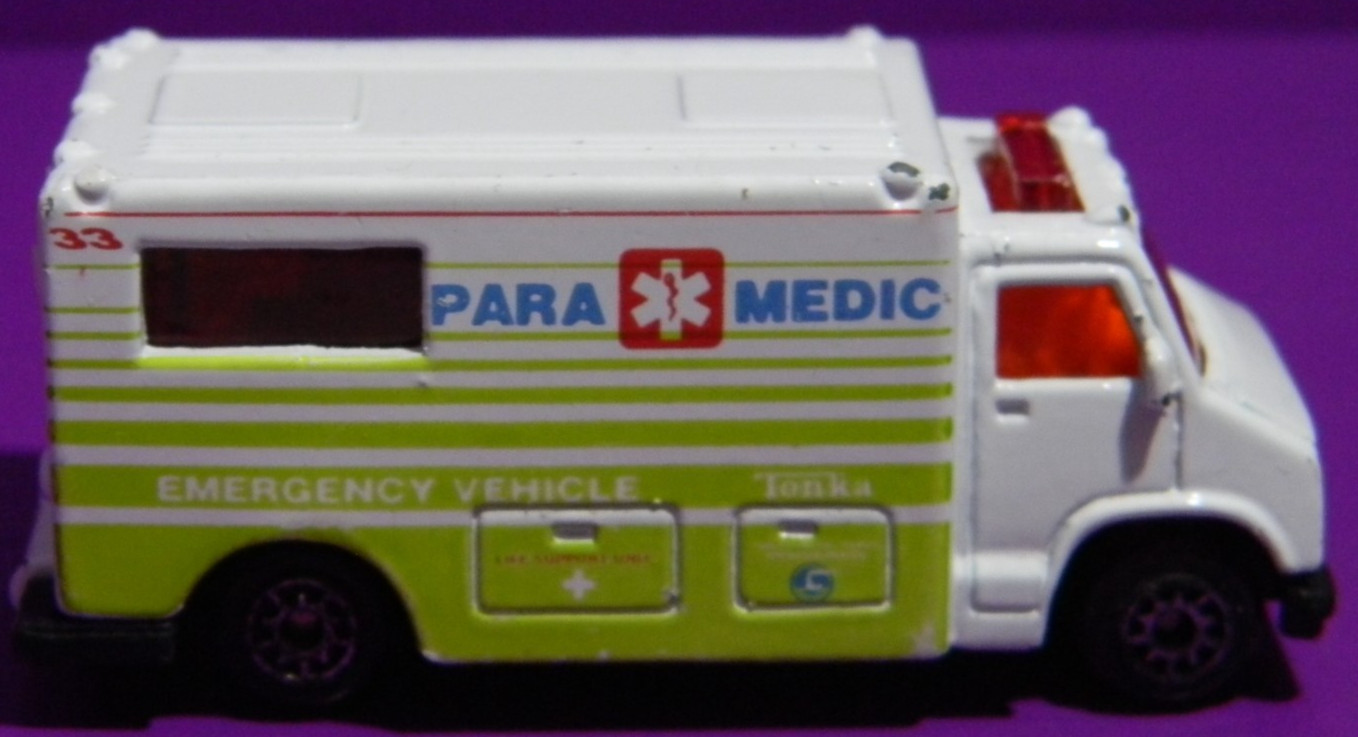 MAISTO PARAMEDIC AMBULANCE EMERGENCY VEHICLE DIECAST TRUCK