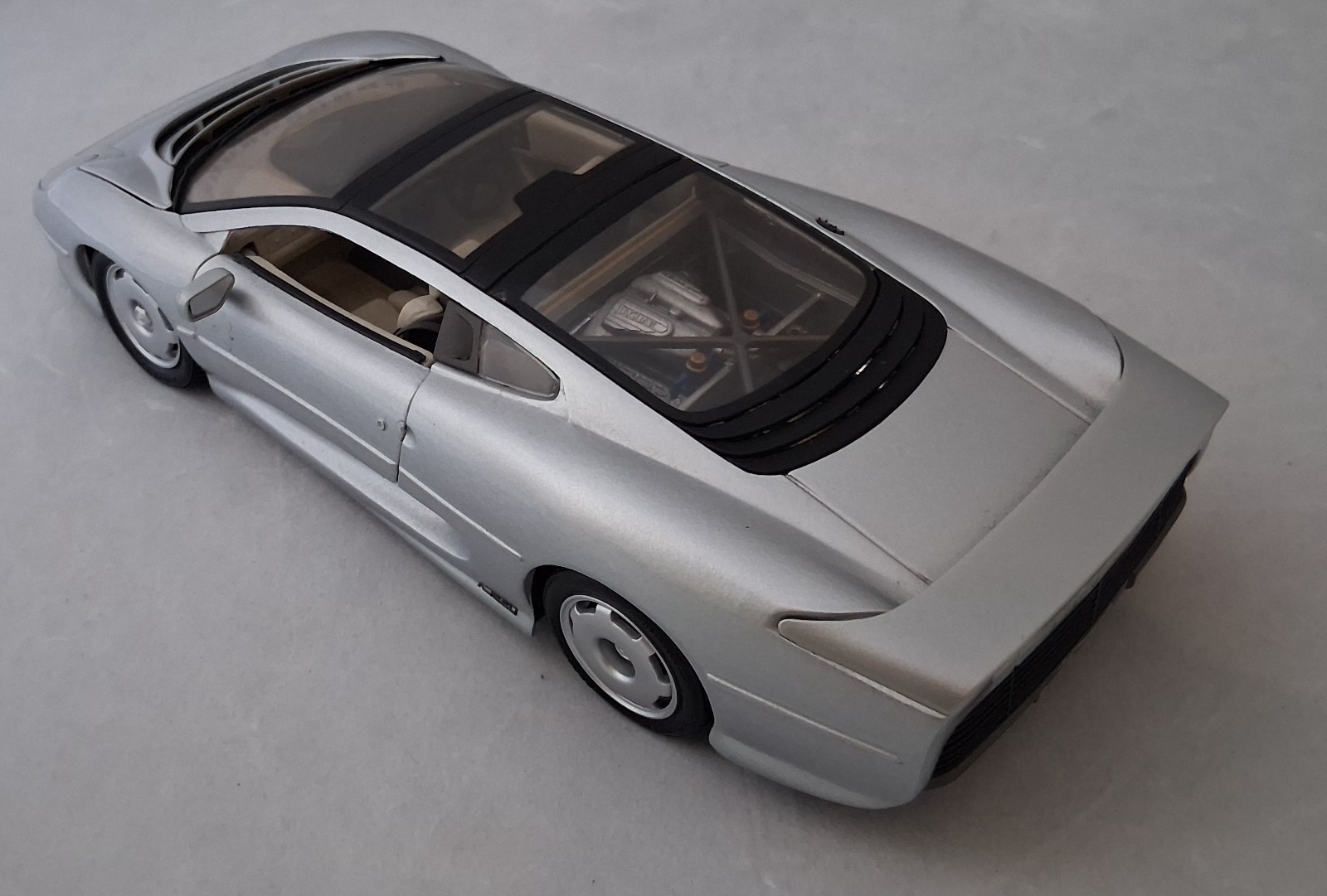 1992 Jaguar XJ220 1:18 Diecast (Silver) : Maisto