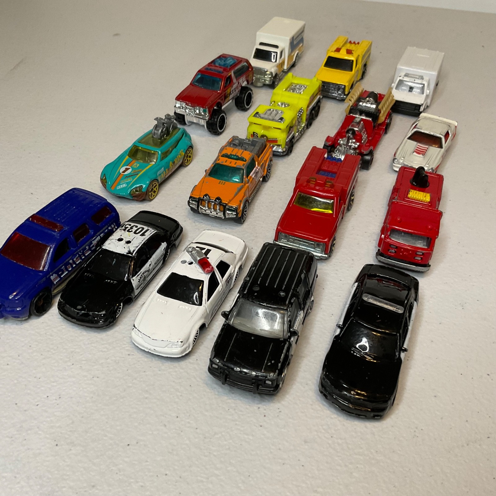Hot Wheels Emergency Vehicle Lot of 16 Police Fire Rescue Ambulance Cars Trucks