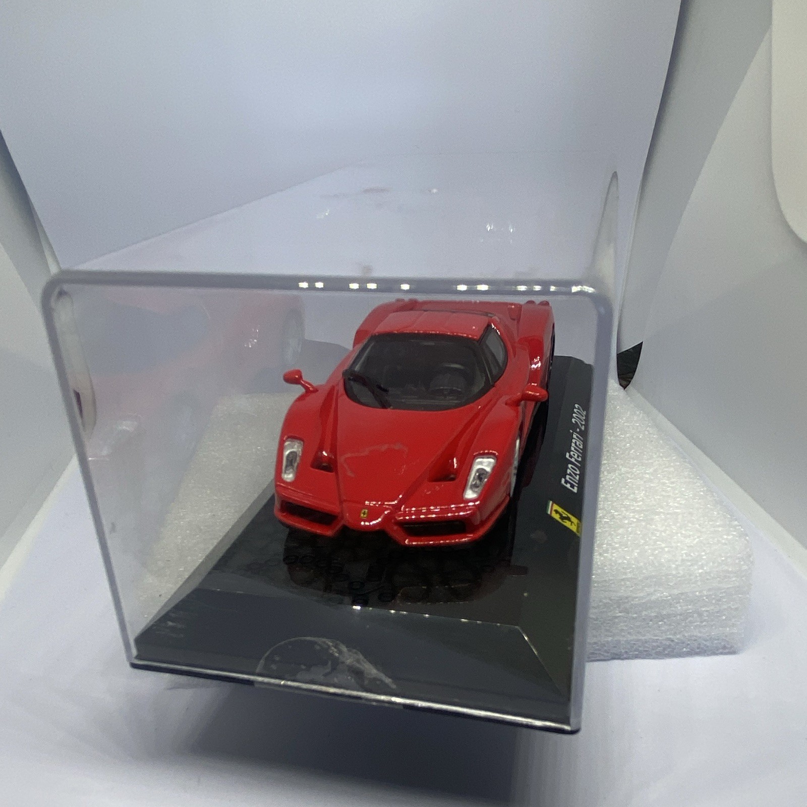 Ferrari Enzo Ferrari 2002 Red Die-Cast Model Car With Display Case sku 0019
