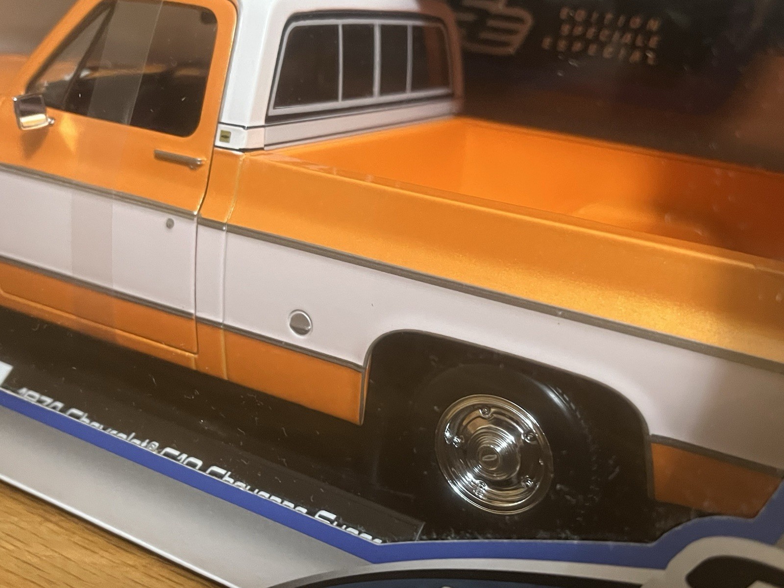 Maisto 1:18 1974 Chevrolet C10 Cheyenne Super Pickup Truck Orange With White Top