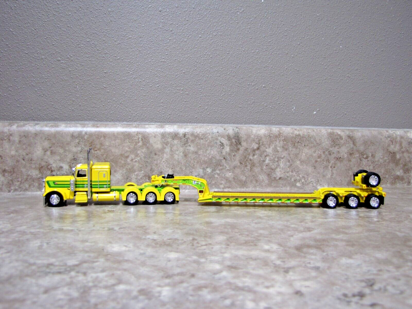 DCP 1/64 Yellow Green Tri-Axle Peterbilt 389 Fontaine Lowboy Trailer 60-1974