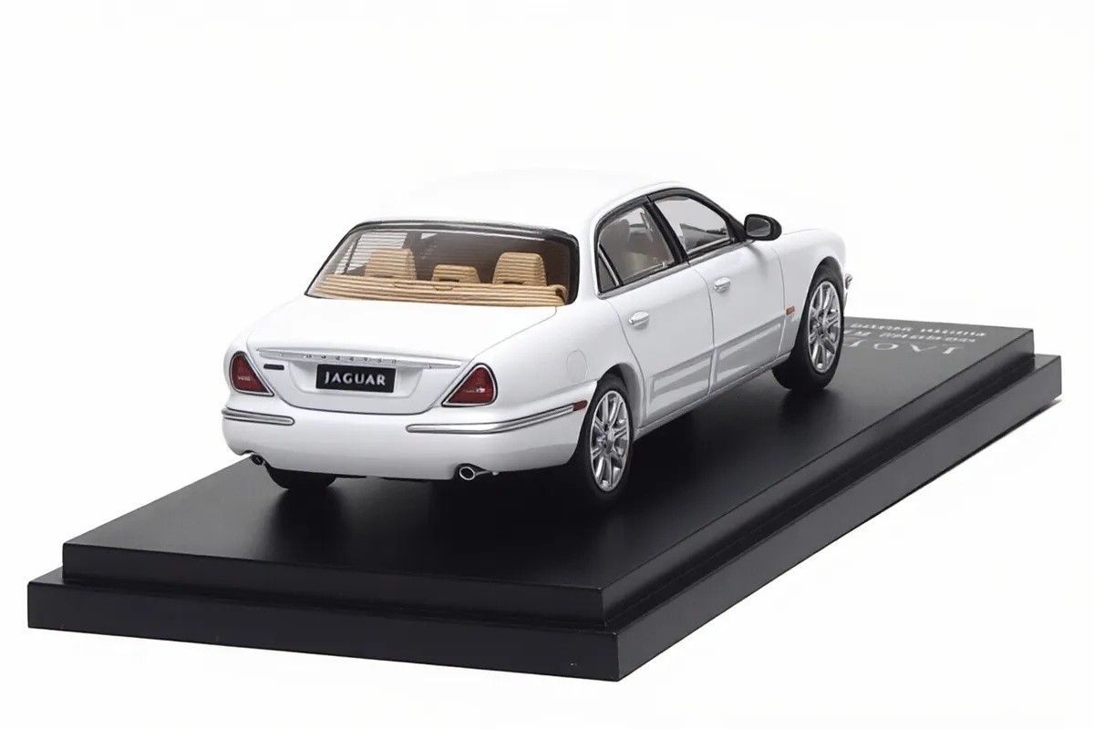 AR 1:64 White Jaguar XJ6 X350 Luxury Sedan Sports Model Diecast Metal Car