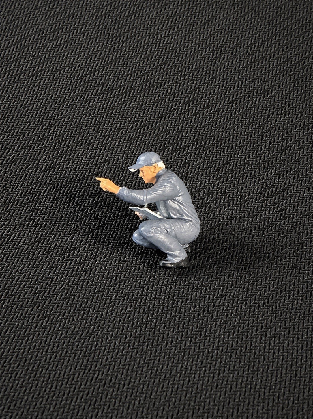 1:64 – Mechanic / Farmer / Trucker Figure Squatting – Garage & Farm Diorama -gry