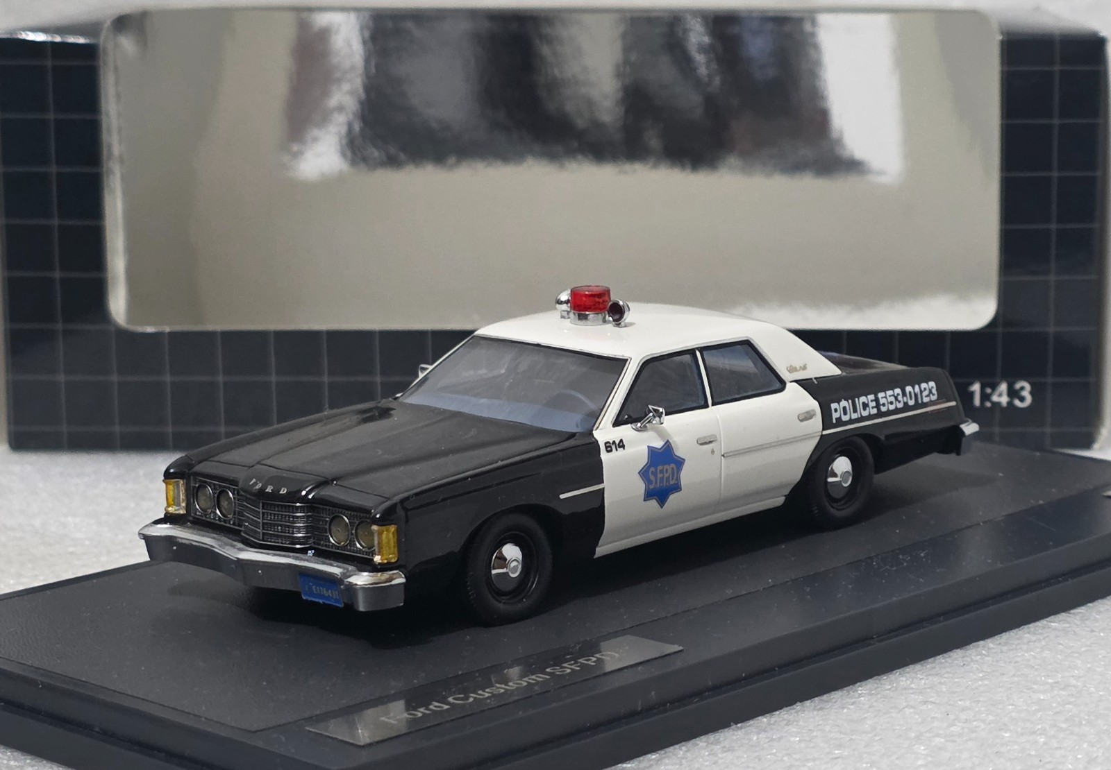 Ford Custom 500 “San Francisco Police Depart.” SFPD 1974 1:43 Matrix MX20603-241