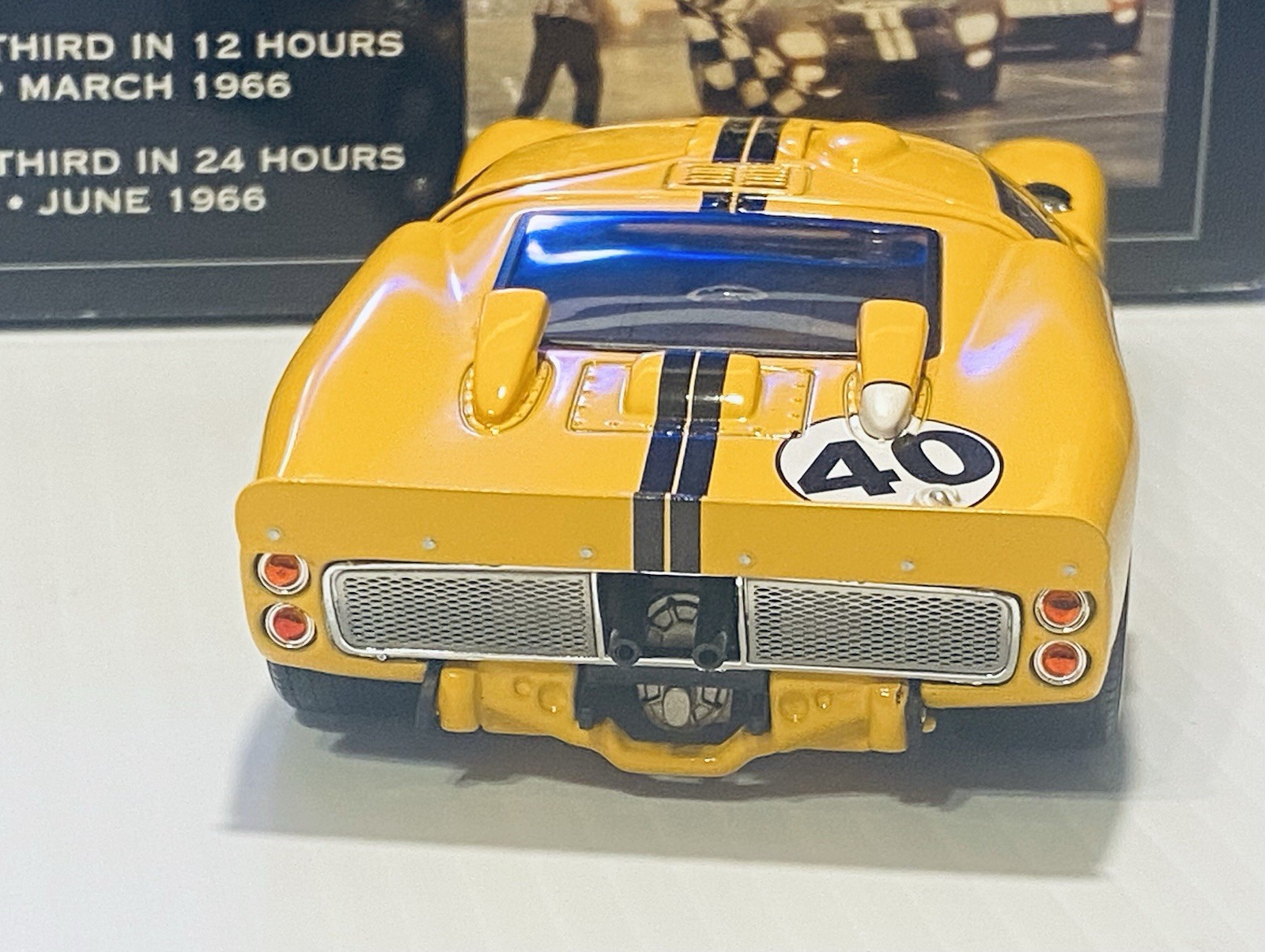 Wix 1966 Ford GT40 + Box & COA +5 Am. Diorama Race Day Figures + Custom Display