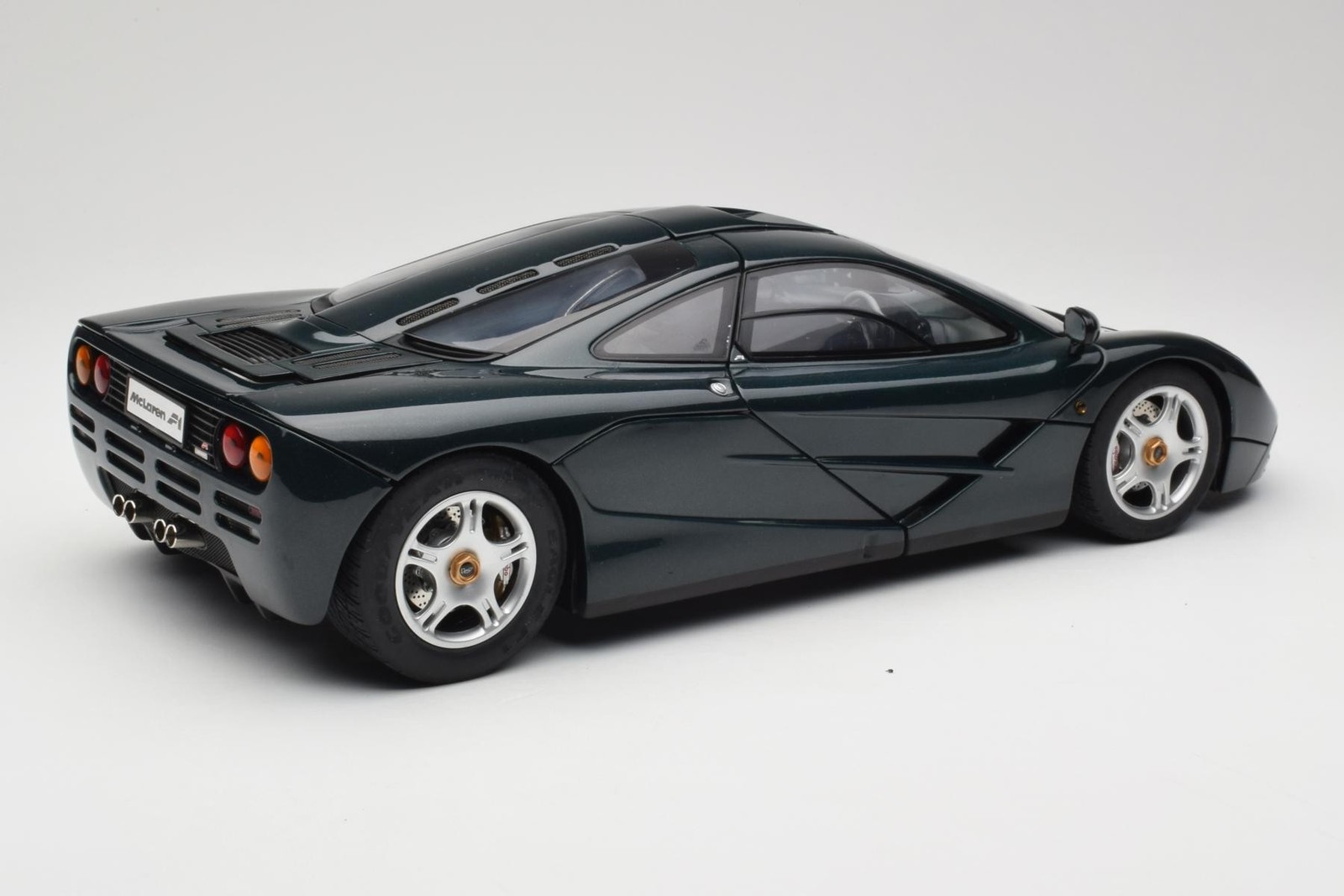 530133127 McLaren F1 Dark Green Metallic Minichamps 1/12