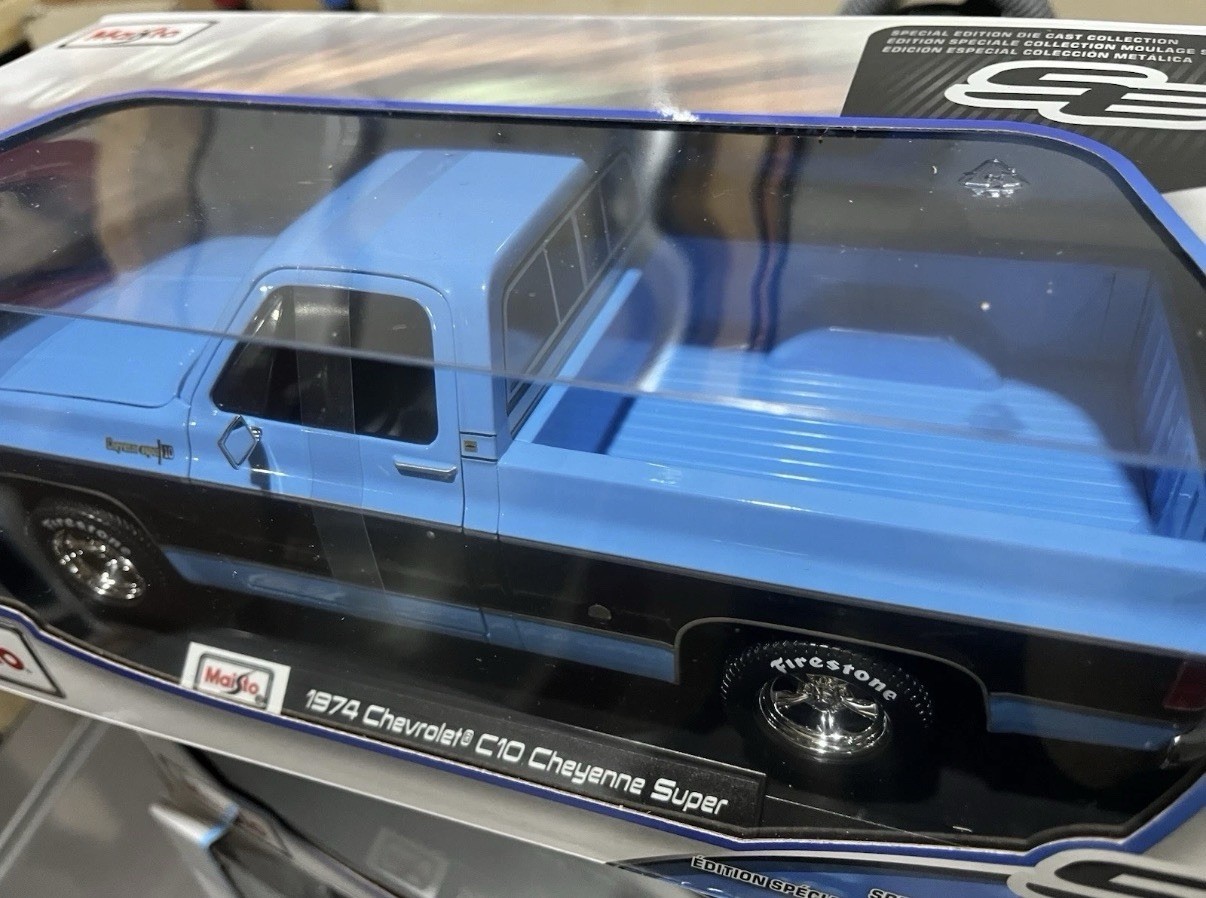 Maisto 1:18 Scale 1974 Chevrolet C10 Cheyenne Blue & Black Diecast Pickup Truck