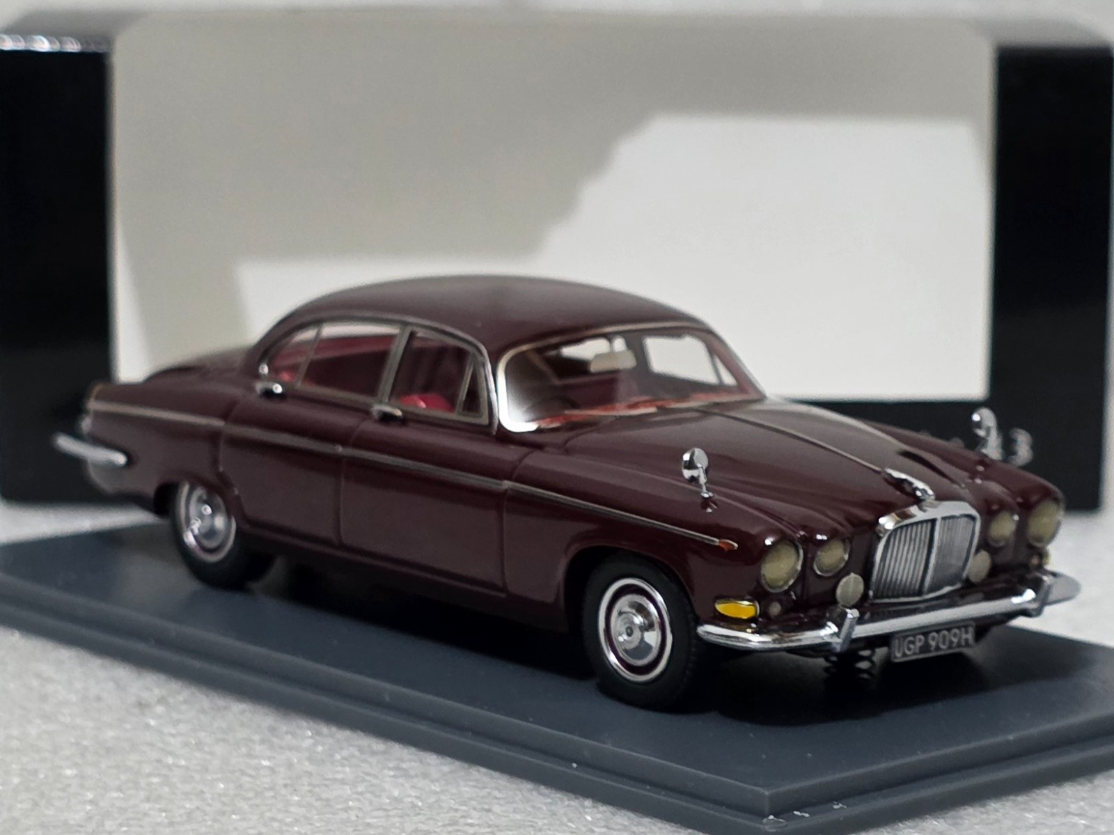 Jaguar 420G RHD 1967 Red 1/43 Neo NEO43908 Resin Model OVP
