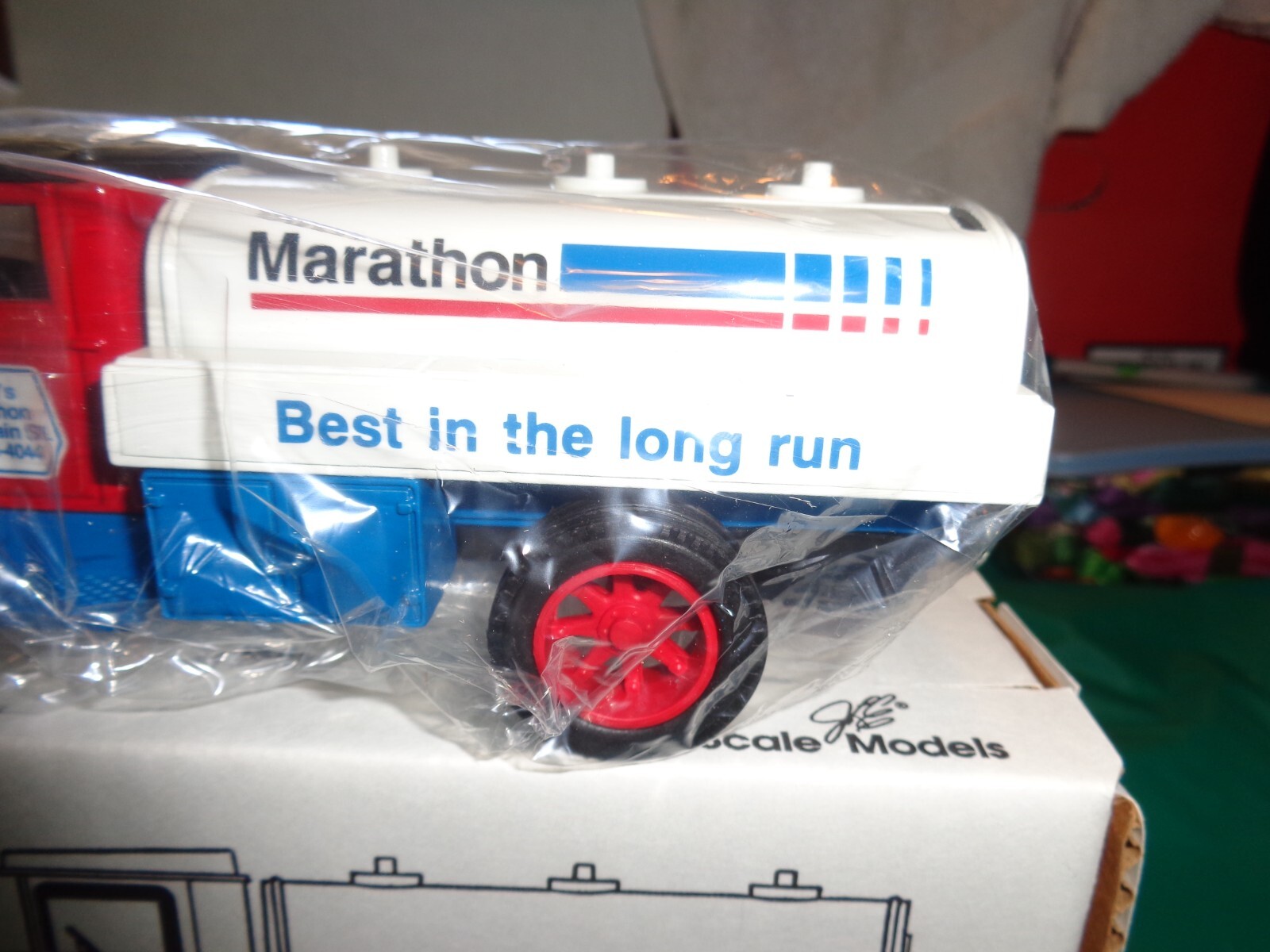 Ertl American Classics Dave’s Marathon Die Cast Tanker Truck Bank New in Box