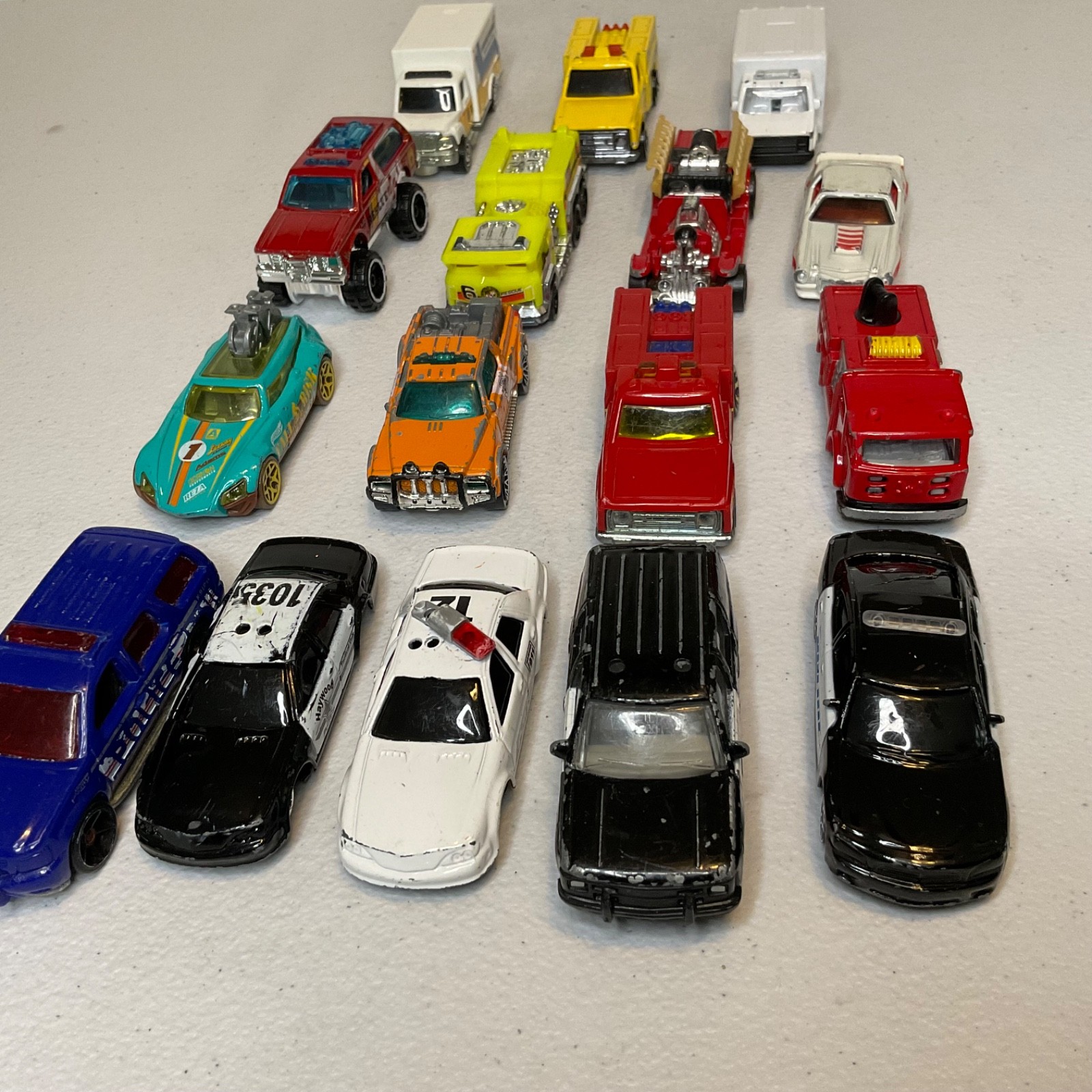 Hot Wheels Emergency Vehicle Lot of 16 Police Fire Rescue Ambulance Cars Trucks