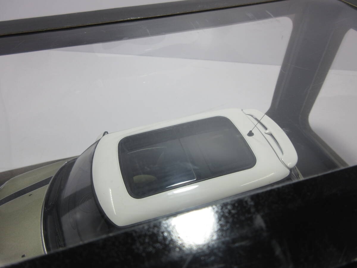 1:18 AUTOart MINI Cooper S 2006 Sparking Silver Metallic/White Roof Model