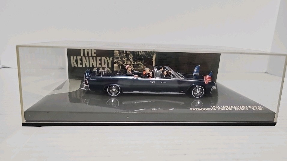 The Kennedy Car 1961 Lincoln Continental Presidential X-100 Minichamps 1/43 Case
