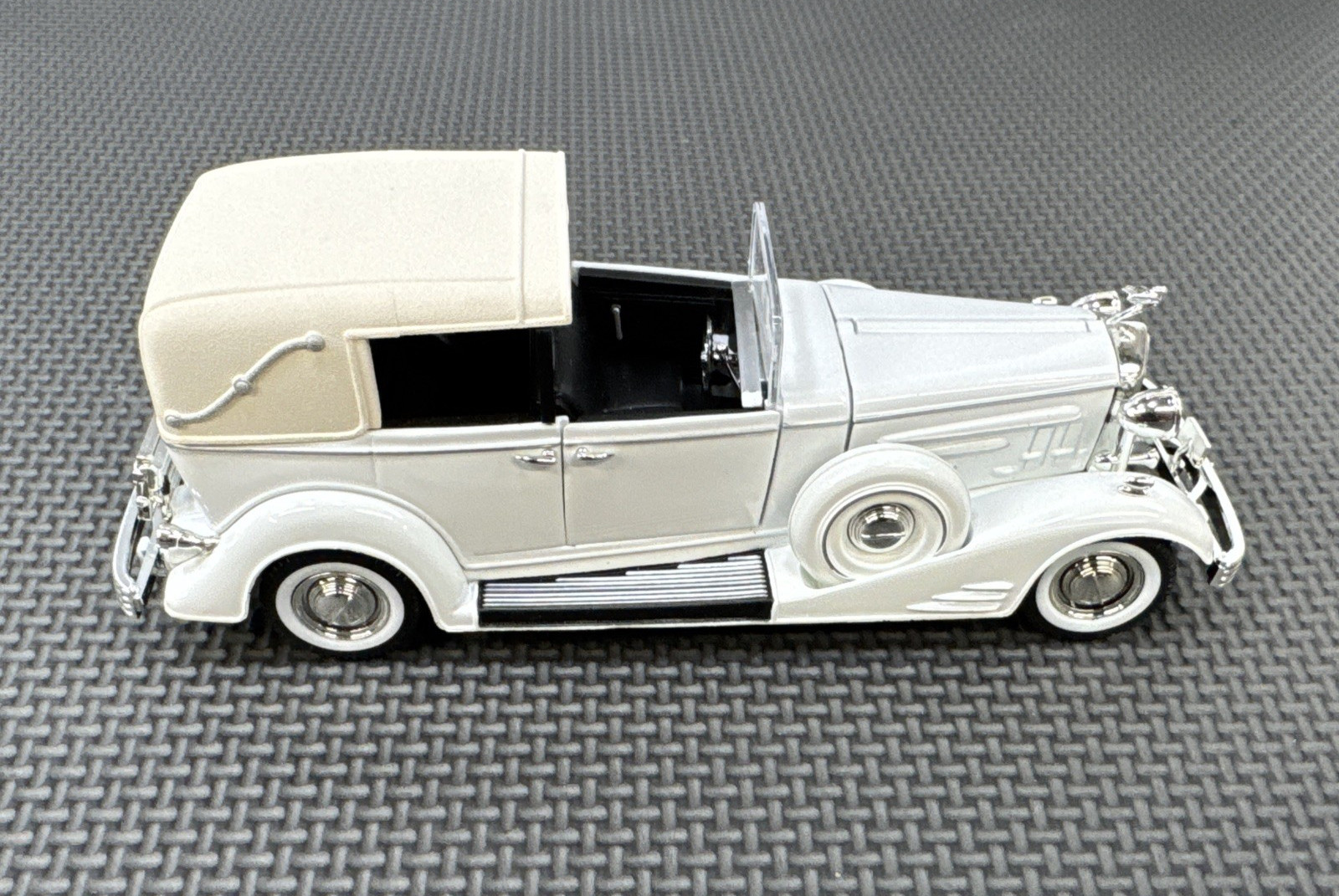 Signature Models 1933 Cadillac Town Car Diecast 1:32