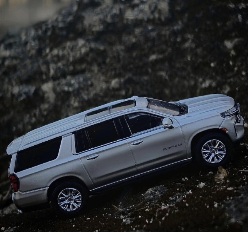 Masdi 1:64 Scale Silver Suburban Full Size SUV Die Cast Model Car – High-quality