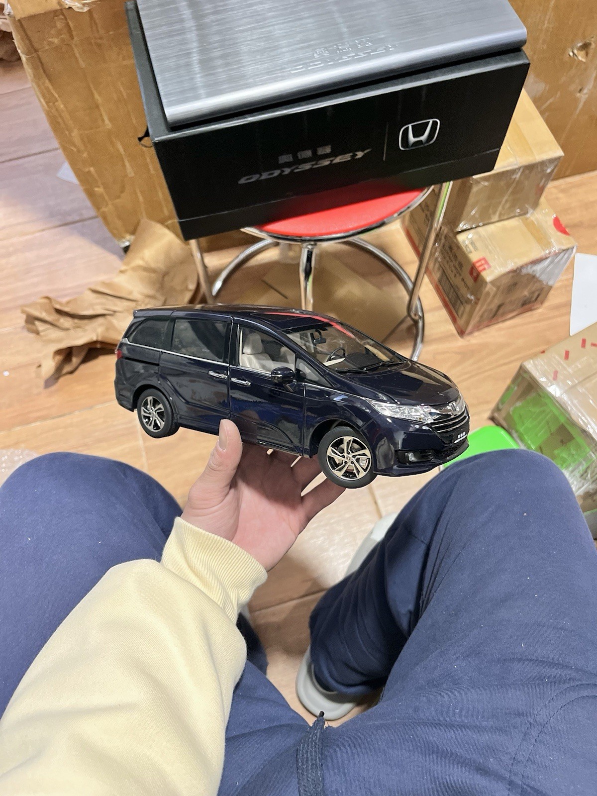 1:18 Scale 2015~2018 Honda Odyssey Obsidian Blue Pearl Diecast Model With Base