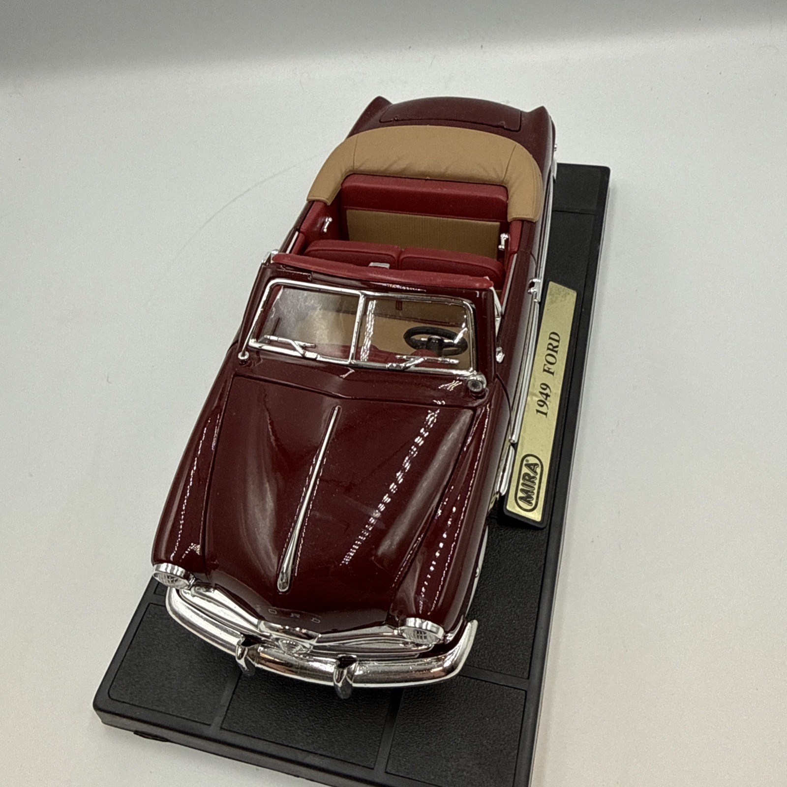 Mira 1:18 Diecast Car 1949 Red Ford Convertible Golden Line Spain
