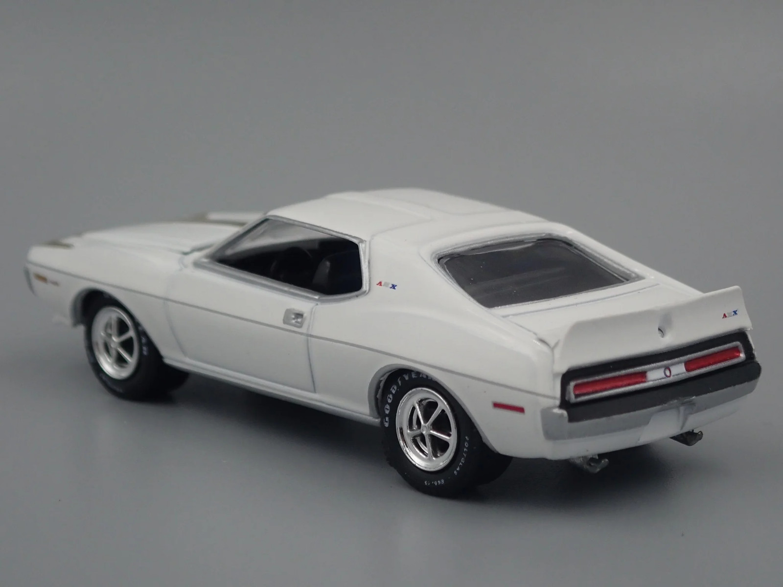 1971 AMC JAVELIN AMX WHITE 1:64 SCALE COLLECTIBLE DIORAMA DIECAST MODEL CAR