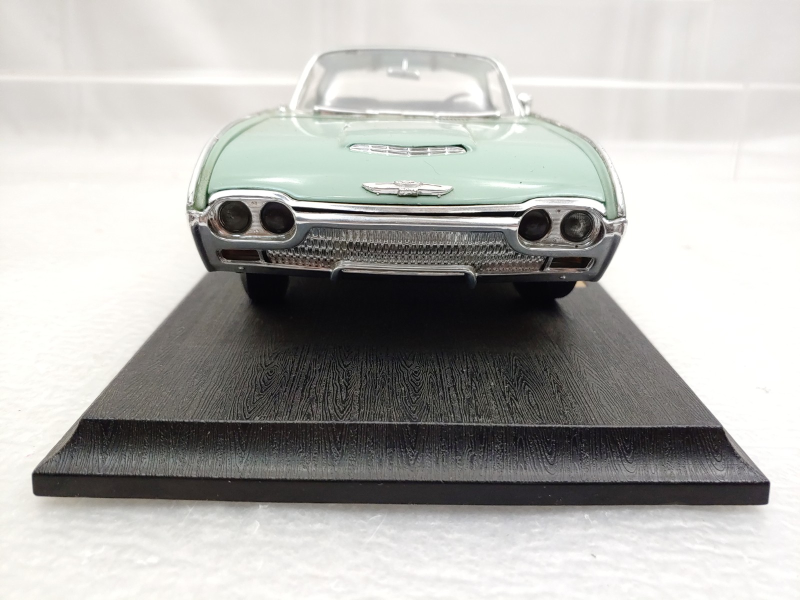 Anson 1963 Ford Thunderbird 1/18 Die-Cast Automobile with Stand