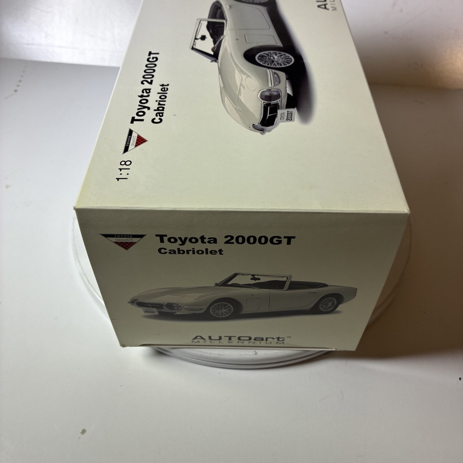 AUTO art MILLENNIUM 1/18 TOYOTA 2000GT White Miniature Scal bond Car Hobby 2010