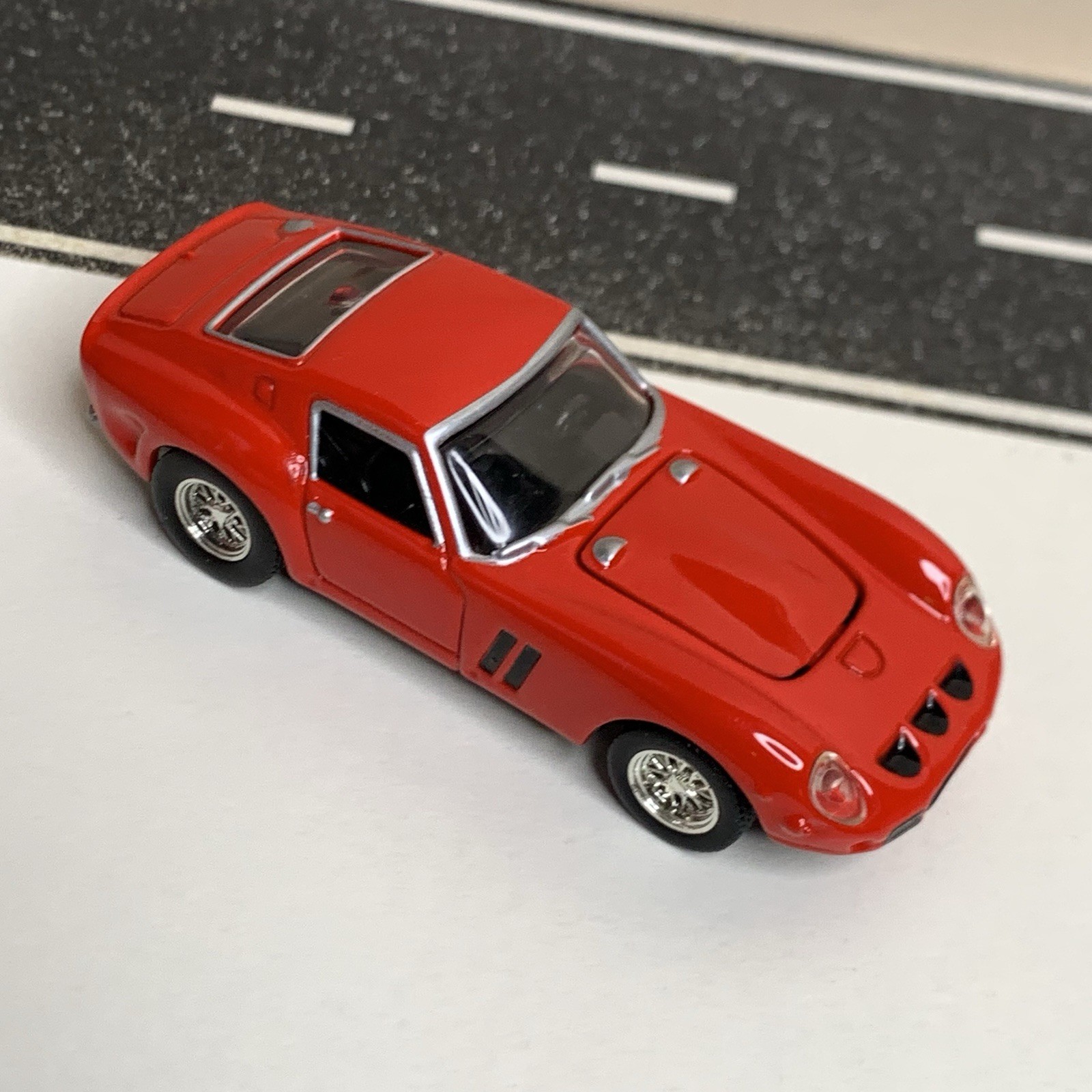 2005 Hot Wheels 100% Oil Can Showcase Series 1962 Ferrari 250 GTO Red 1:64 NM