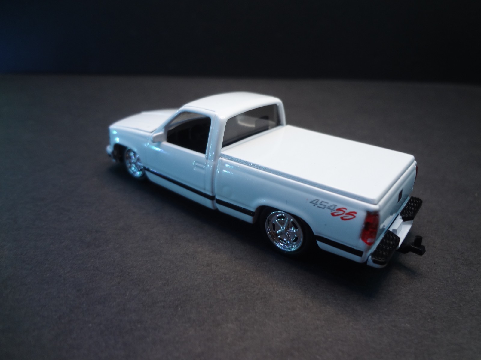 M2 Machines 1993 Chevrolet C1500SS 454 white – Loose 1:64