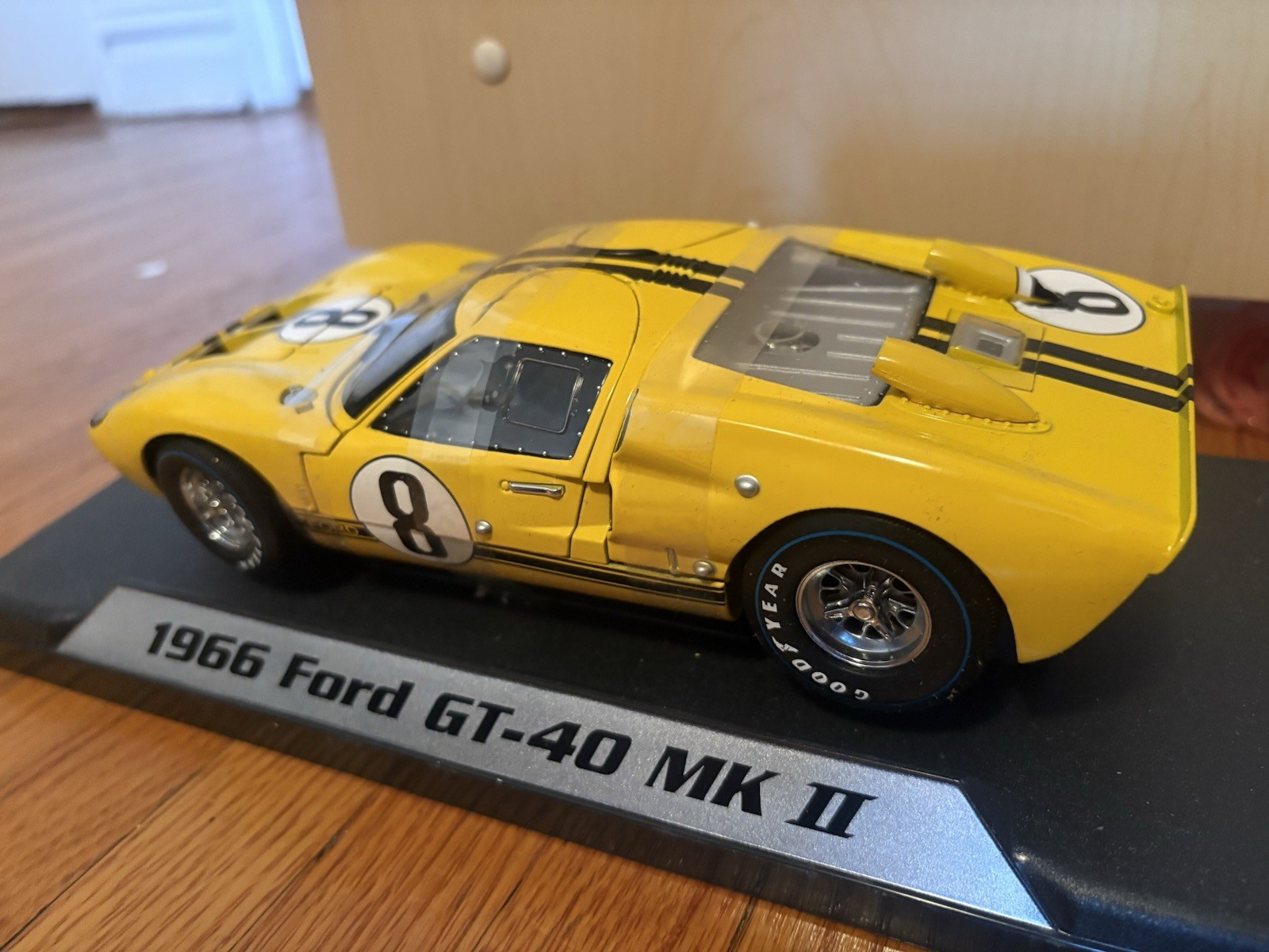 Shelby Collectibles 1:18 Ford GT40 MKII #8