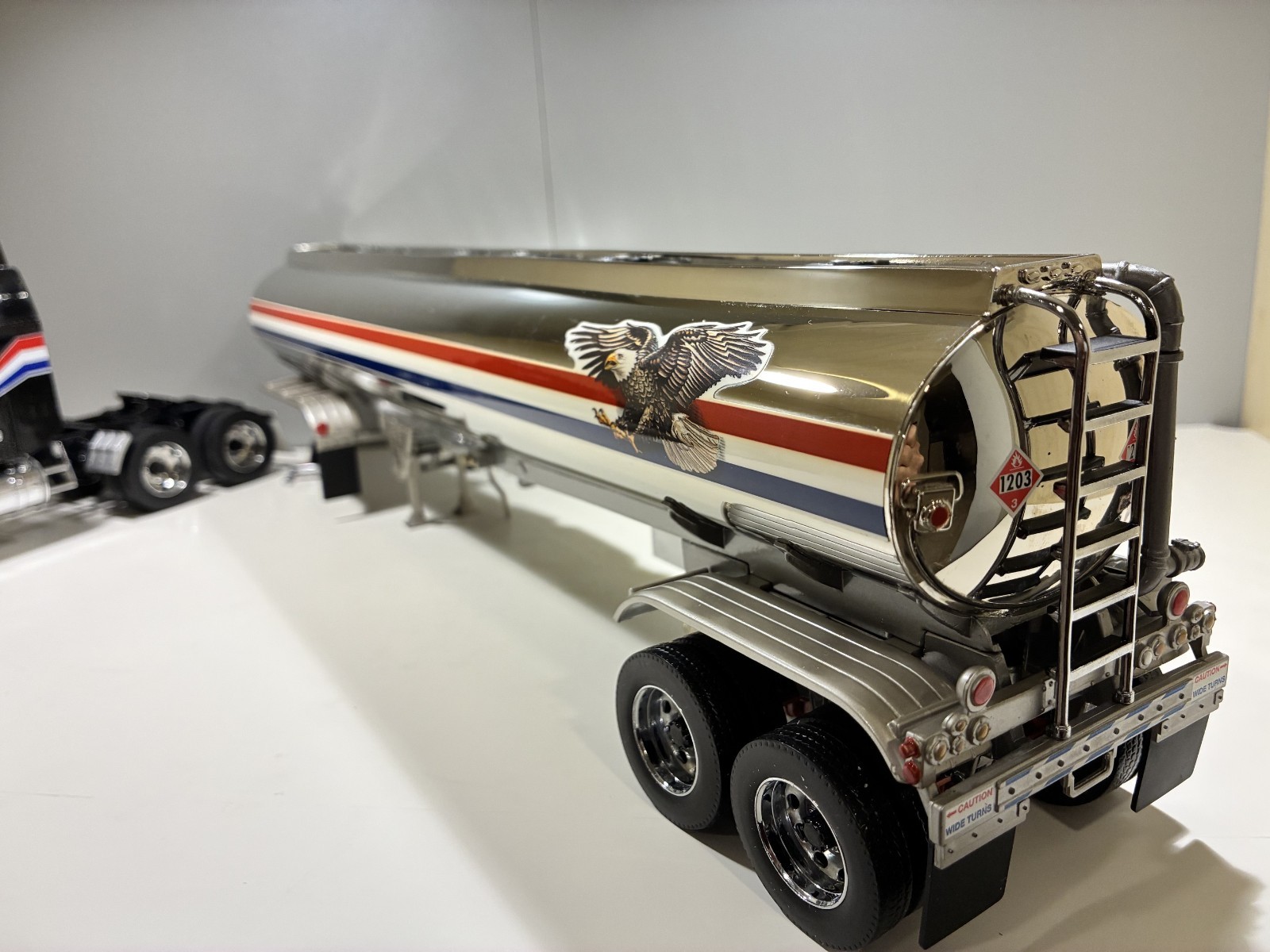Franklin Mint PETERBILT 1:32 Diecast TRACTOR & TANKER TRAILER – NEW w Tags