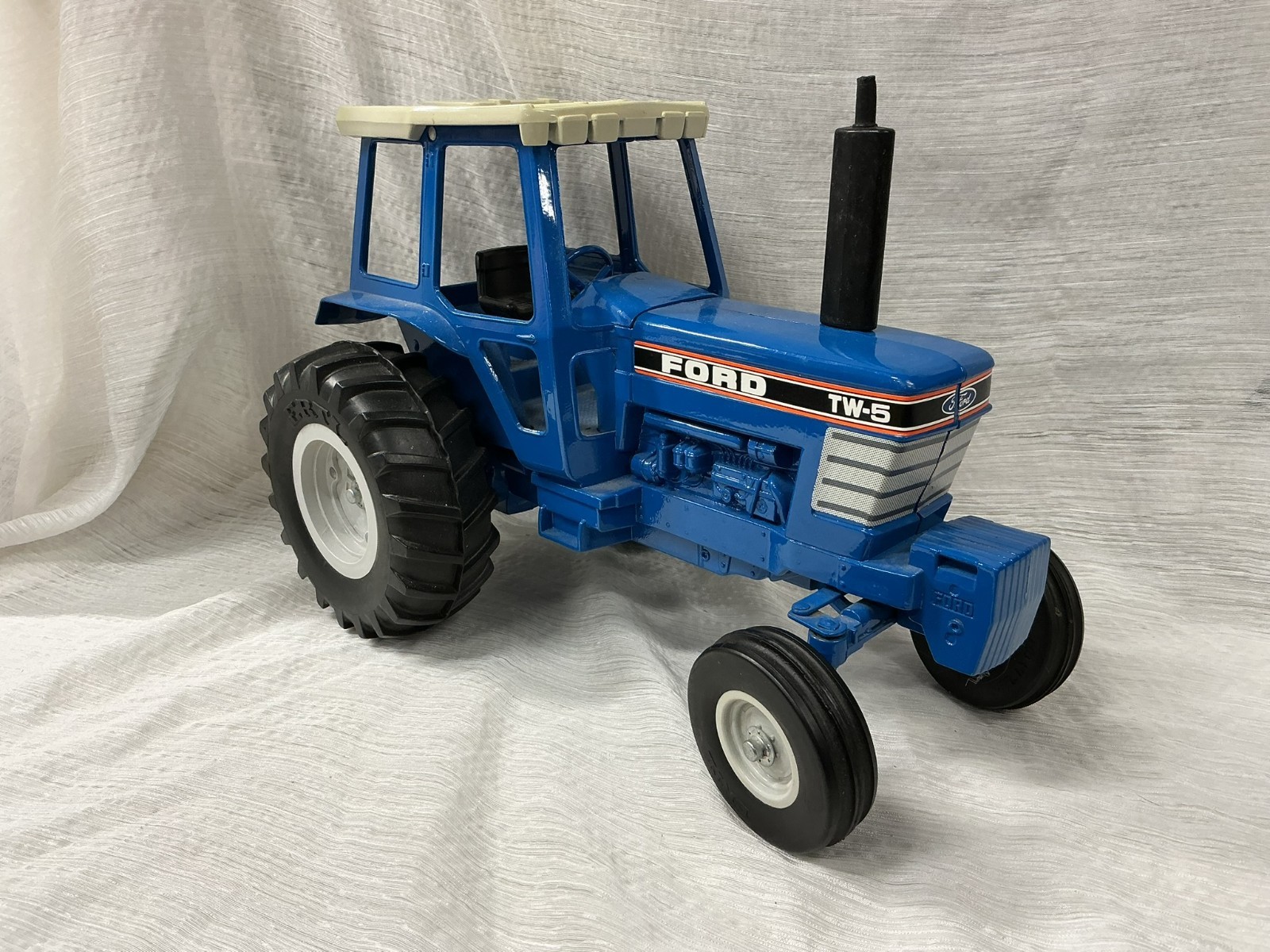 TW – 20 Ford Tractor & Wagon 1/16 Scale Made by Ertl 1989 Stock Free Shipping!