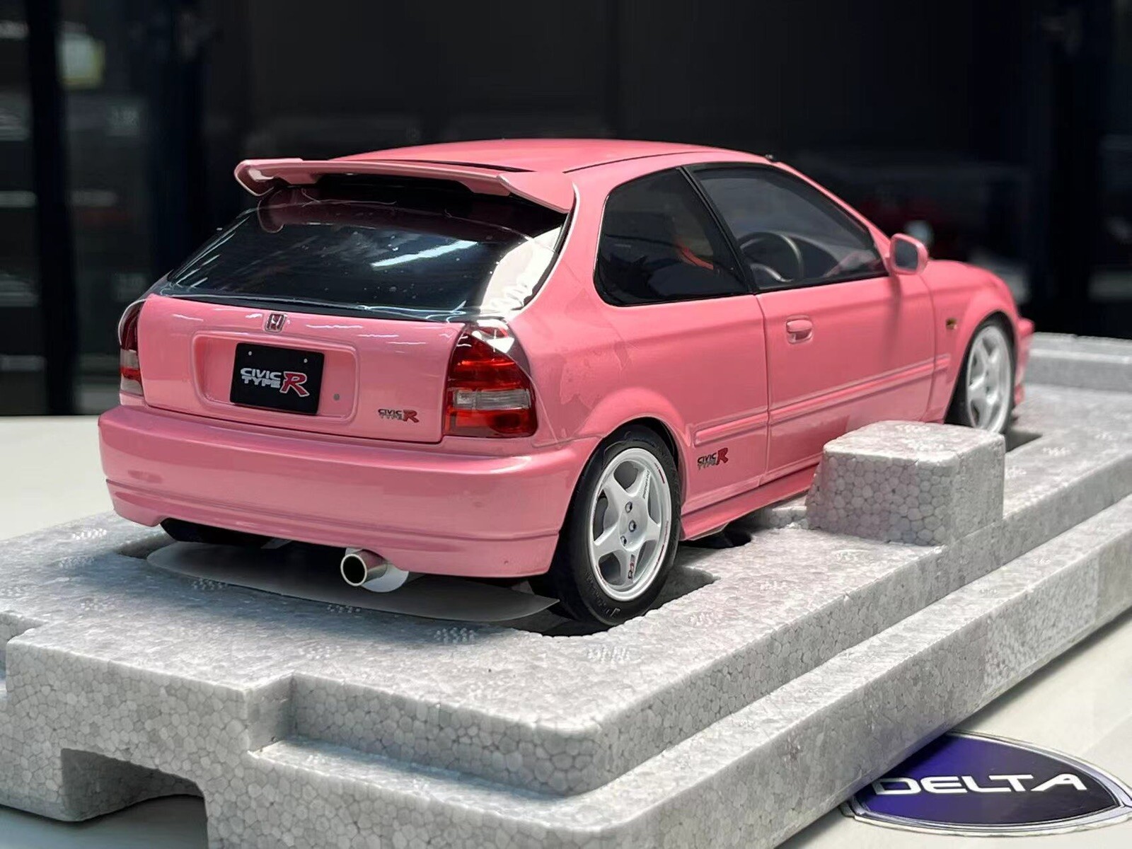 Motorhelix 1/18 honda civic type r EK9 In Light Pink