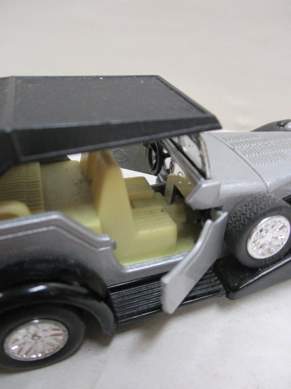 Roadster SS4711 Convertible Black & Silver Hard Top Diecast Friction Toy Car