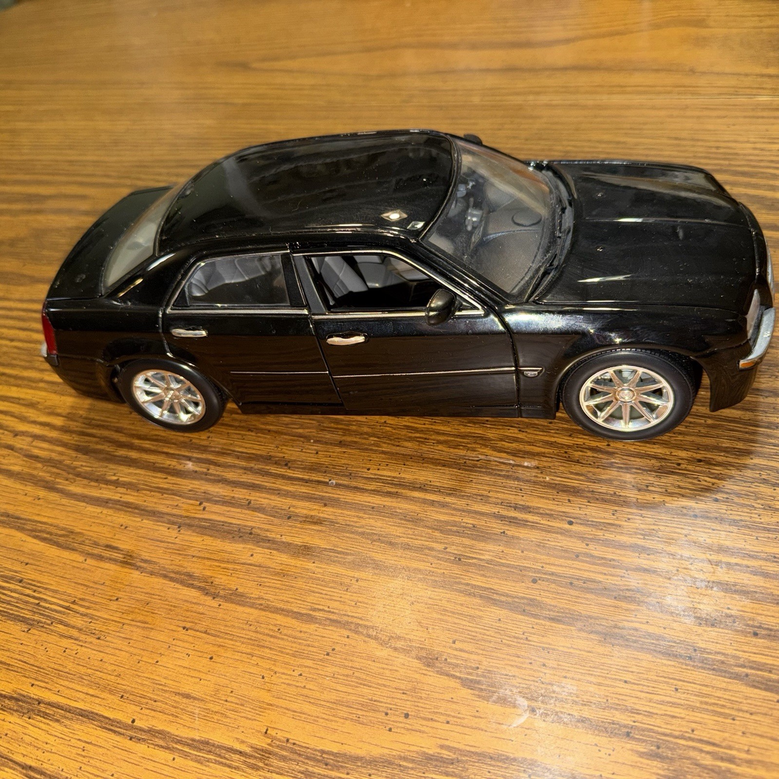 Maisto 2005 Chrysler 300C Hemi Black 1:18 Diecast Collectable Car