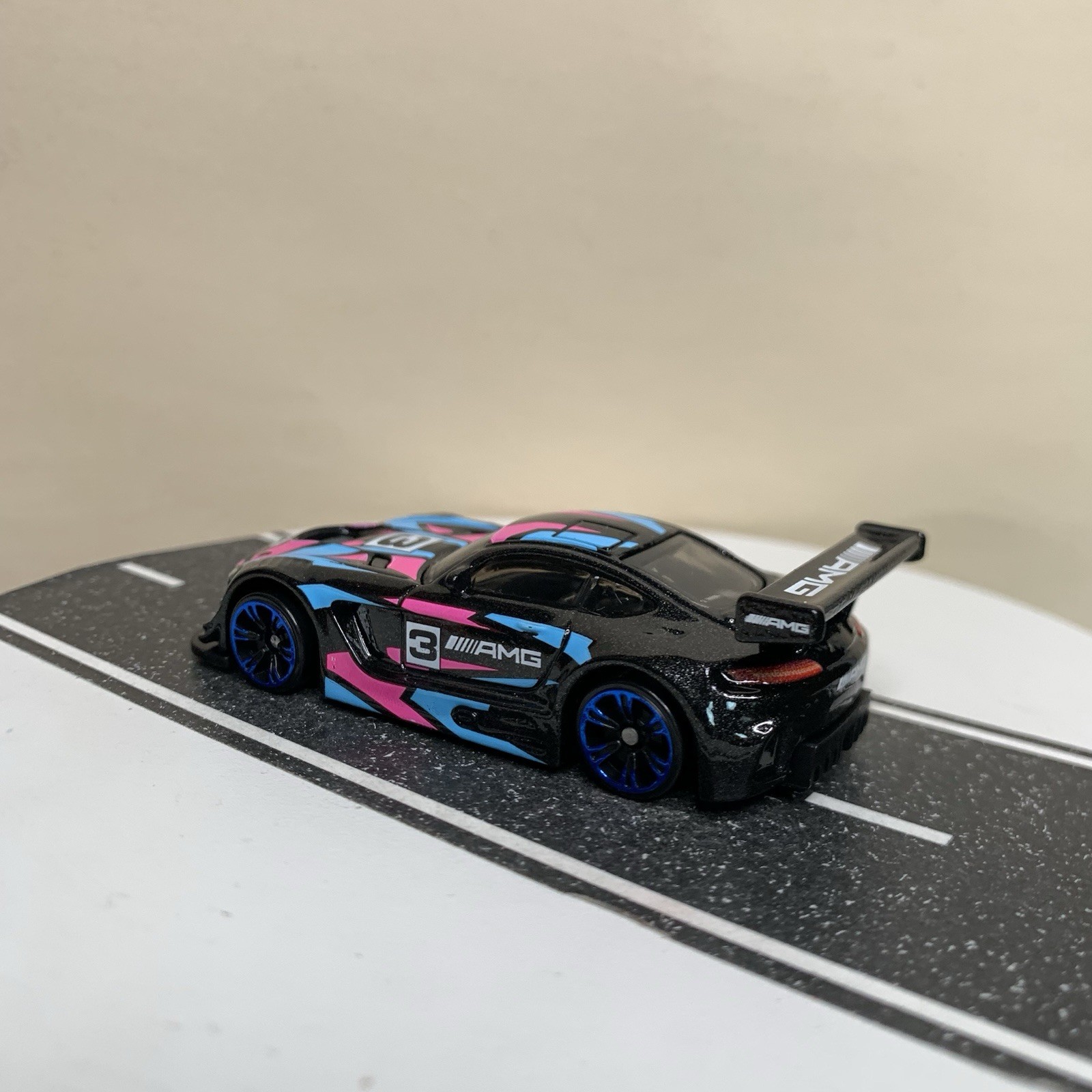 2024 Hot Wheels Neon Speeders #5/8 ’16 Mercedes-AMG GT3 Black/Blue/Pink 1:64 NM
