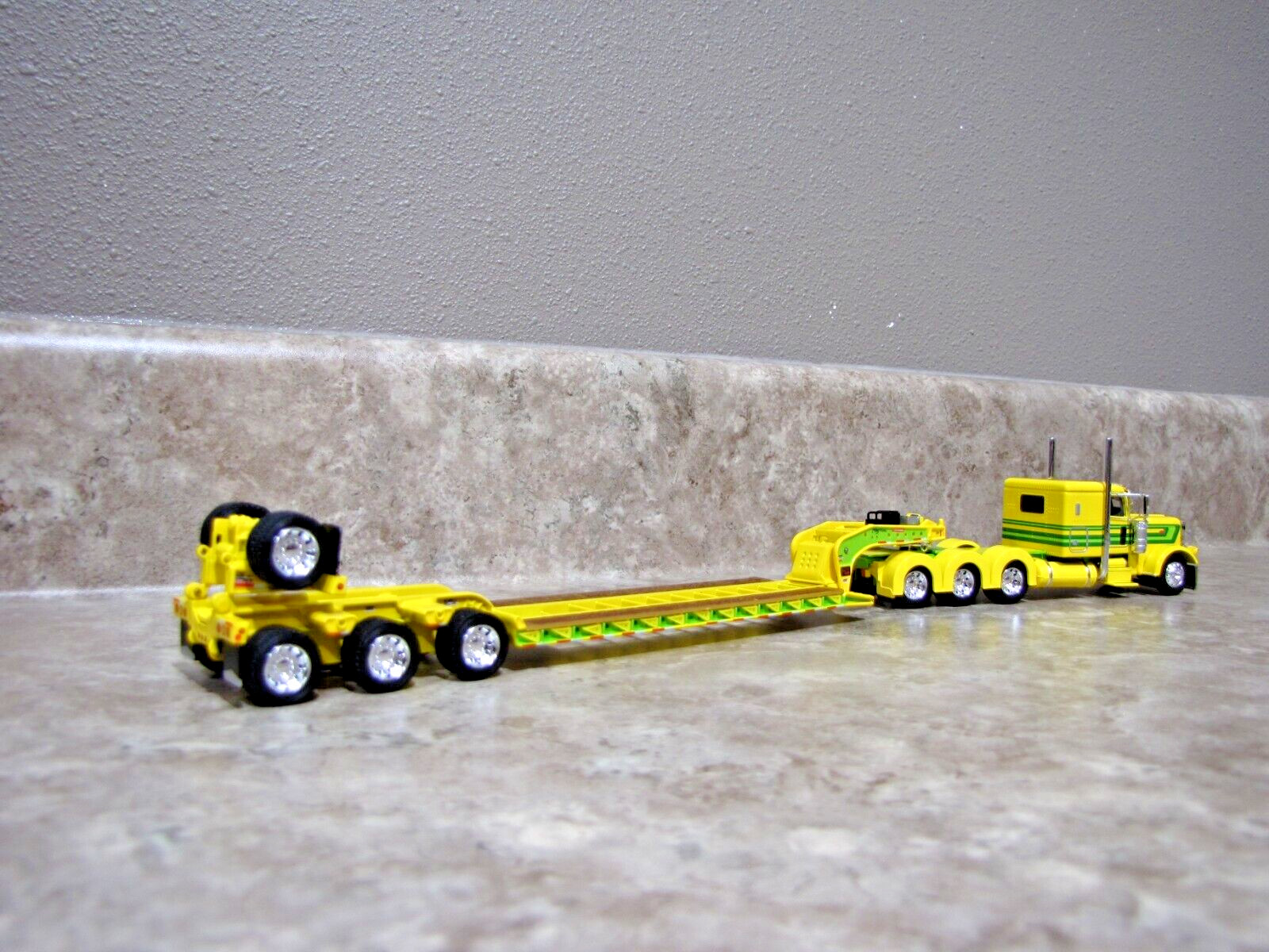 DCP 1/64 Yellow Green Tri-Axle Peterbilt 389 Fontaine Lowboy Trailer 60-1974